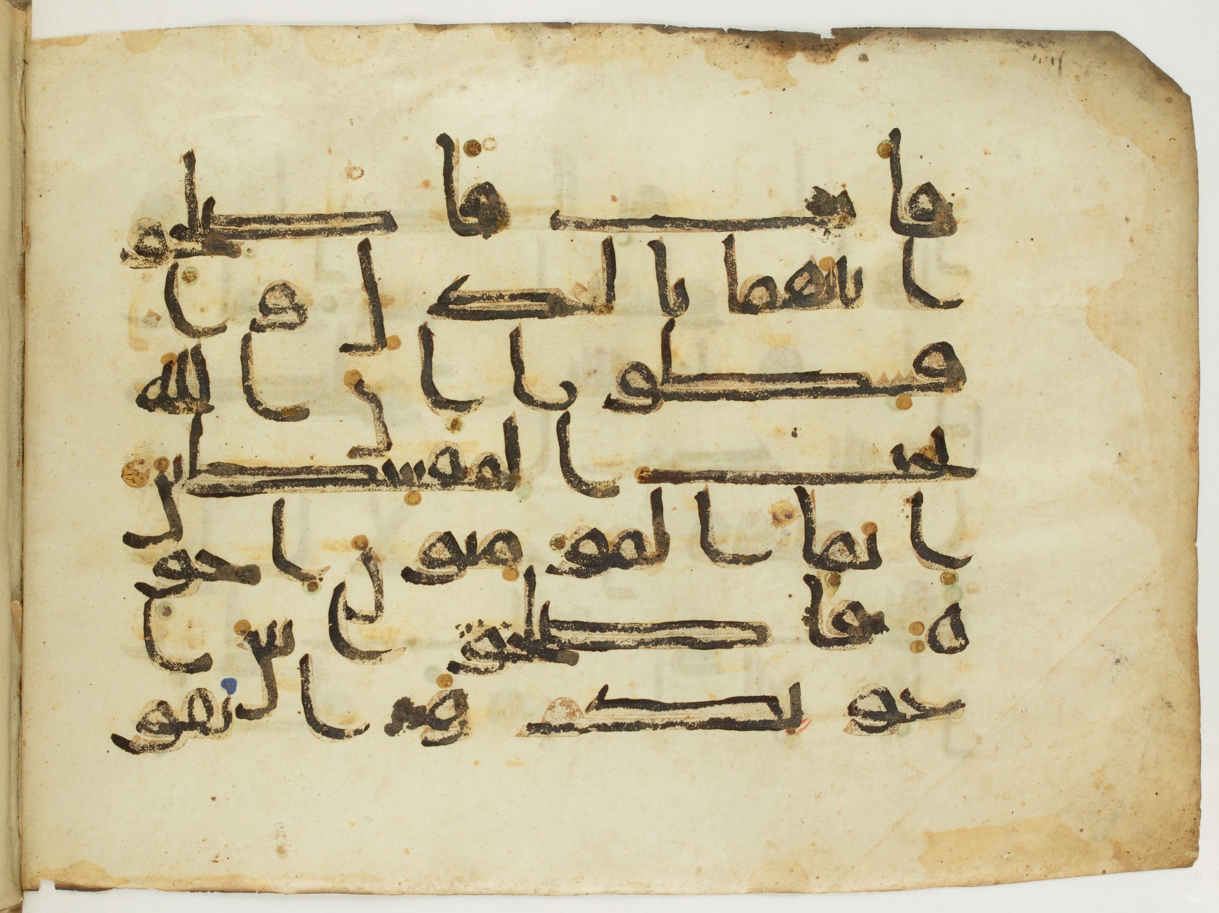 Paris, Bibliothèque nationale de France, Arabe 346 (a) (Scan 2), in Kūfī D.I script, showing Surah 49:9 from Late 8th / 9th Century AD found in Fustat (Old Cairo), Egypt, currently housed at Bibliothèque nationale de France, Paris