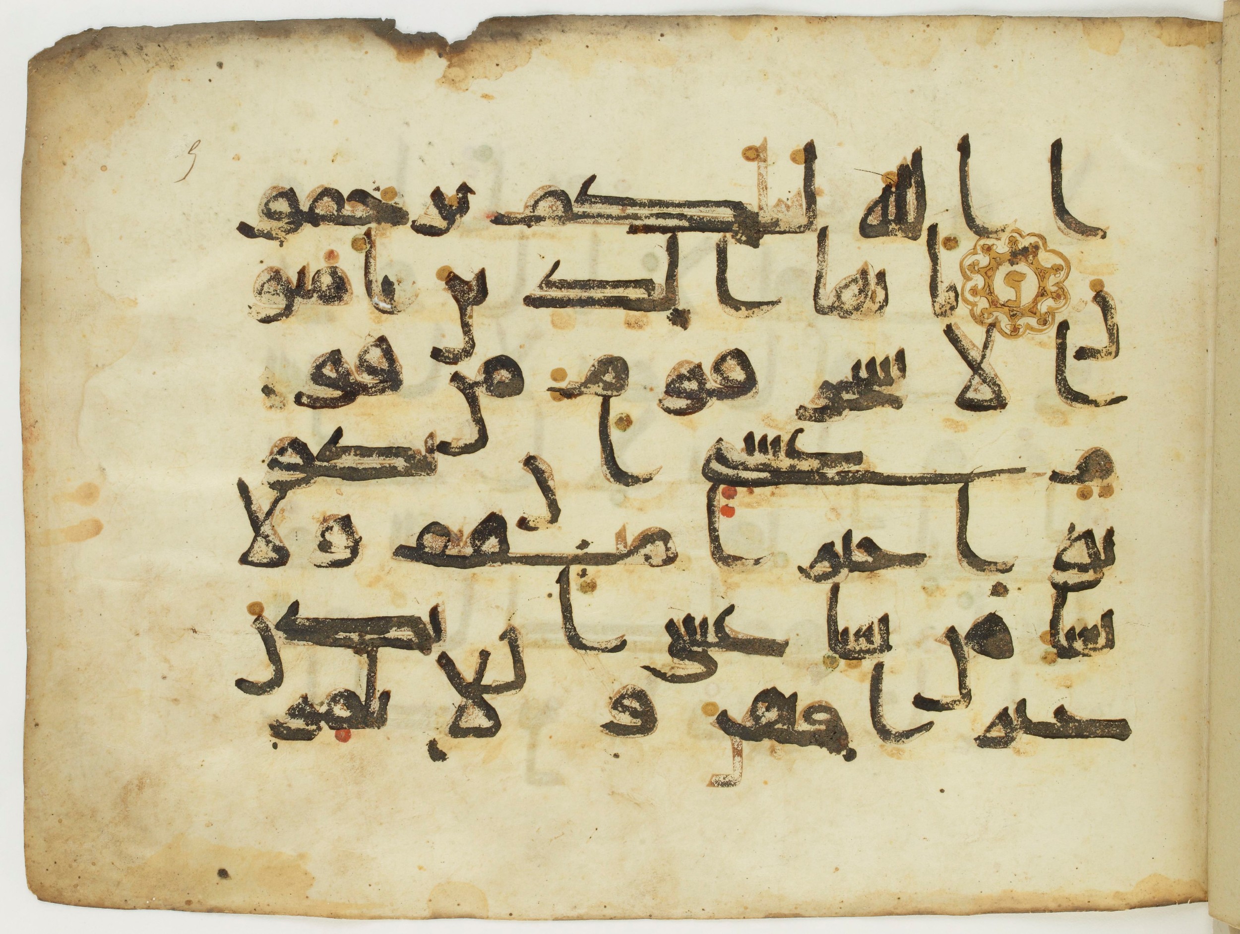 Paris, Bibliothèque nationale de France, Arabe 346 (a) (Scan 2), in Kūfī D.I script, showing Surah 49:10 from Late 8th / 9th Century AD found in Fustat (Old Cairo), Egypt, currently housed at Bibliothèque nationale de France, Paris