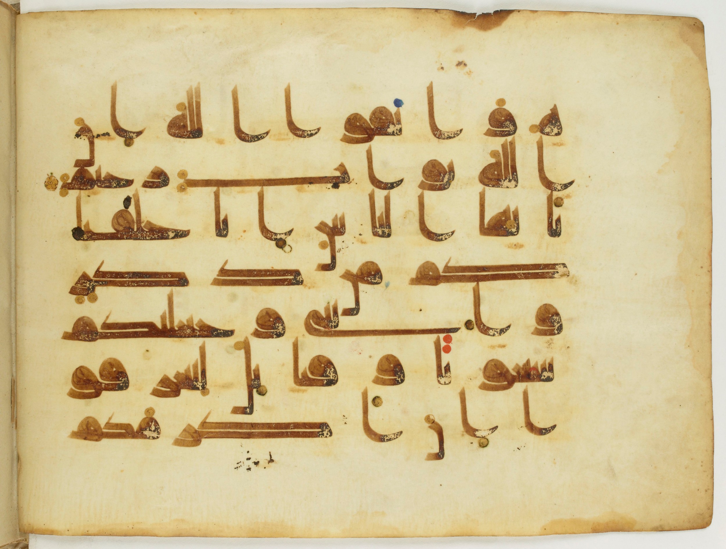 Paris, Bibliothèque nationale de France, Arabe 346 (a) (Scan 3), in Kūfī D.I script, showing Surah 49:12 from Late 8th / 9th Century AD found in Fustat (Old Cairo), Egypt, currently housed at Bibliothèque nationale de France, Paris