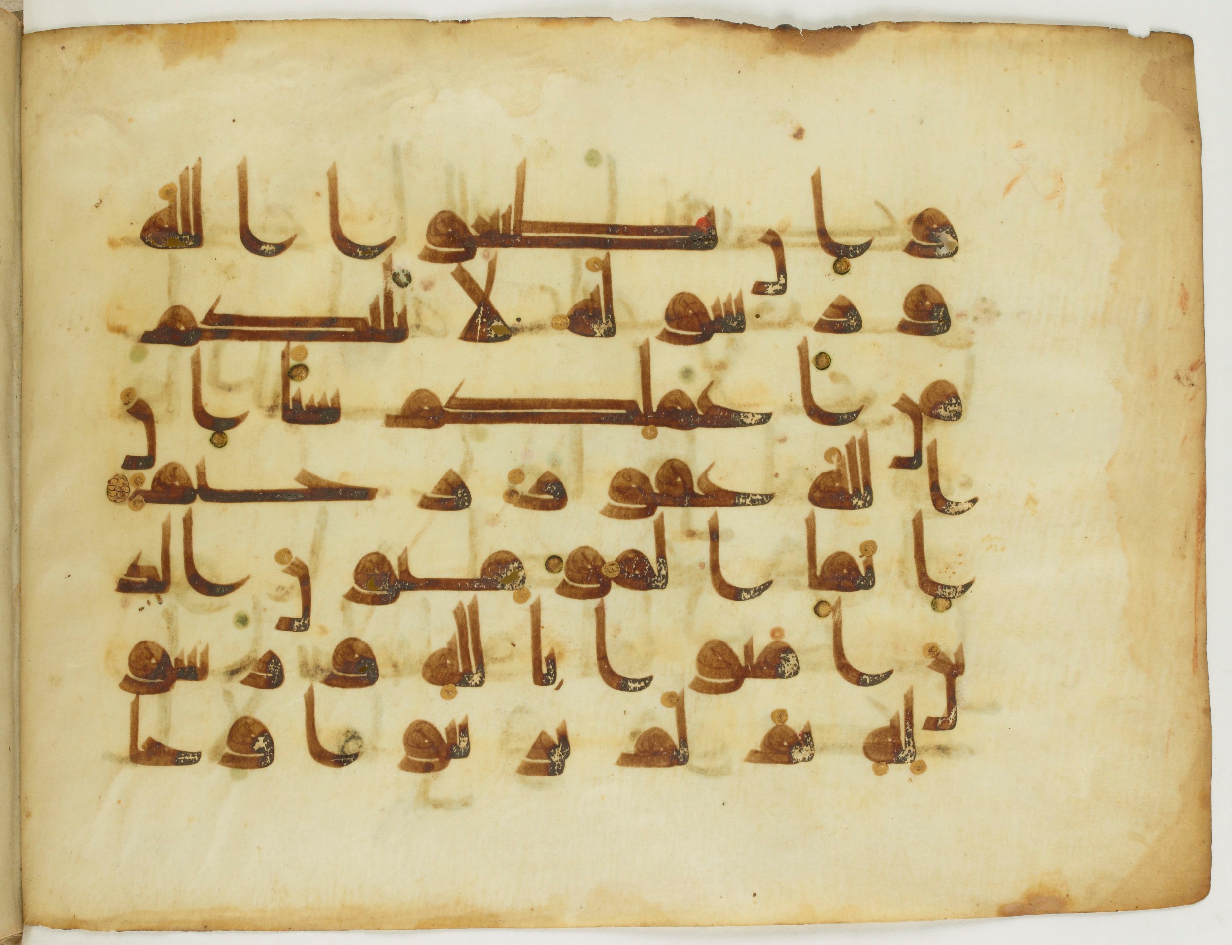 Paris, Bibliothèque nationale de France, Arabe 346 (a) (Scan 2), in Kūfī D.I script, showing Surah 49:14 from Late 8th / 9th Century AD found in Fustat (Old Cairo), Egypt, currently housed at Bibliothèque nationale de France, Paris