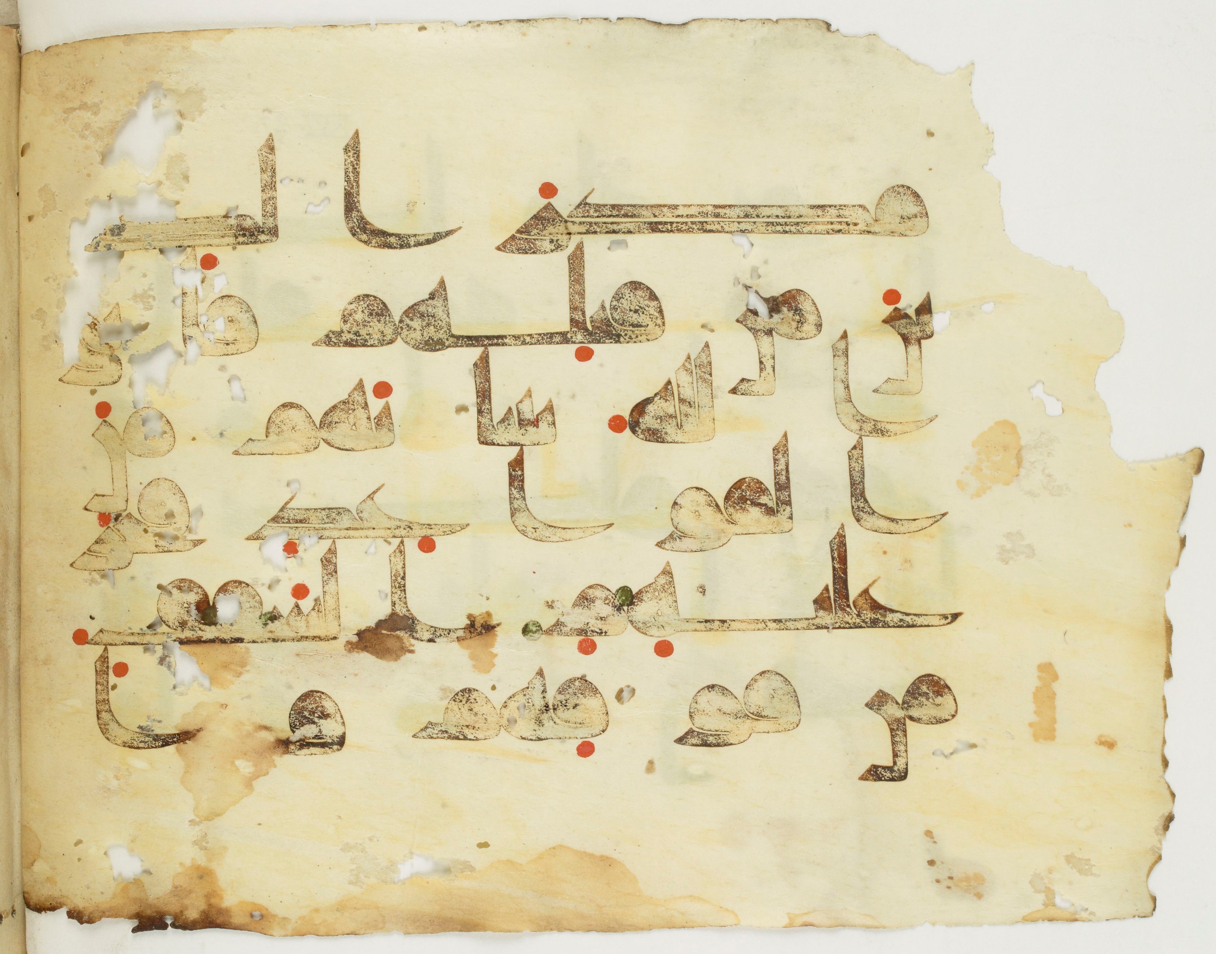 Paris, Bibliothèque nationale de France, Arabe 346 (b) (Scan 2), in kūfī D.I script, showing Surah 16:26 from 8th to 9th Century AD found in Fustat (Old Cairo), Egypt, currently housed at Bibliothèque nationale de France, Paris