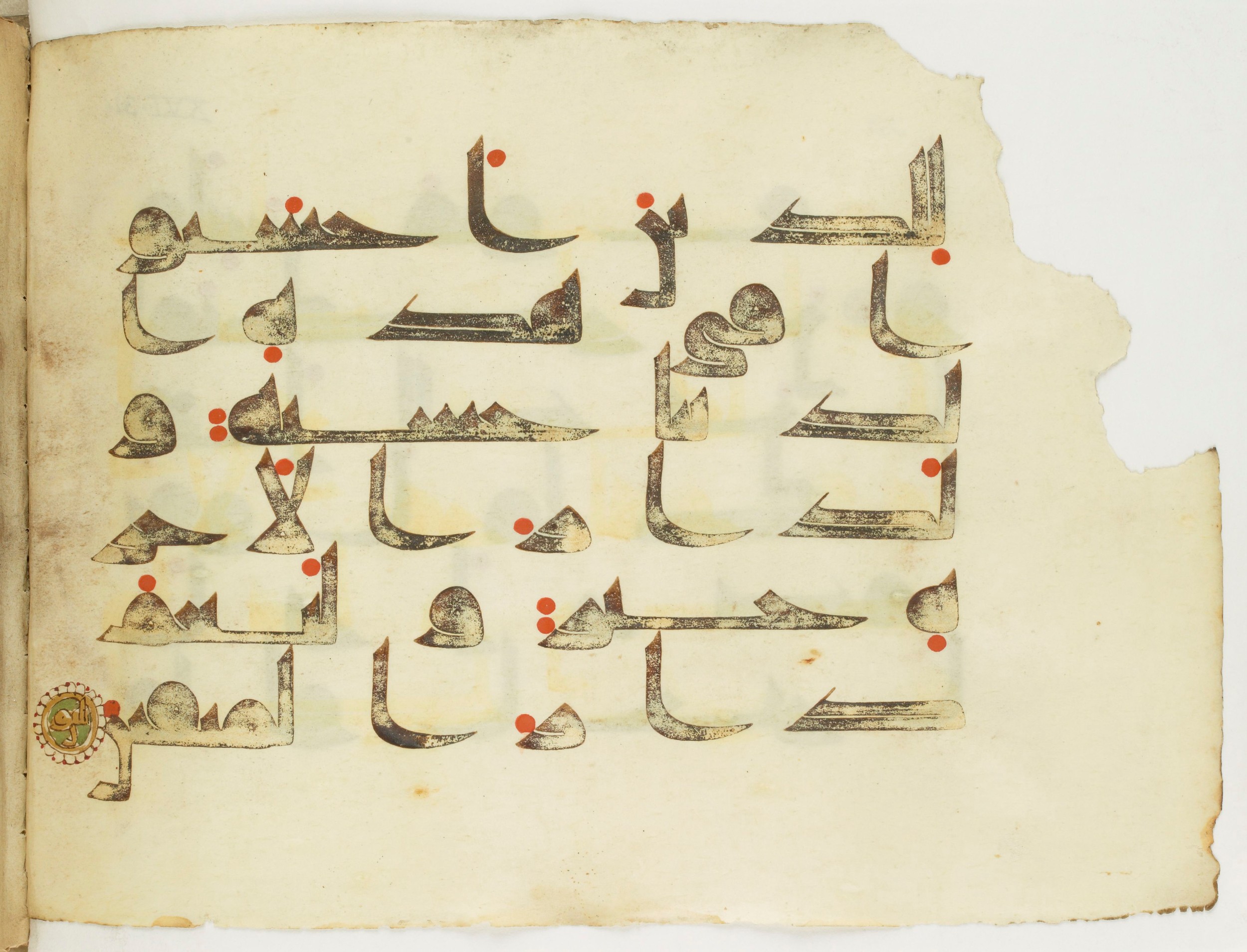 Paris, Bibliothèque nationale de France, Arabe 346 (b) (Scan 2), in kūfī D.I script, showing Surah 16:30 from 8th to 9th Century AD found in Fustat (Old Cairo), Egypt, currently housed at Bibliothèque nationale de France, Paris