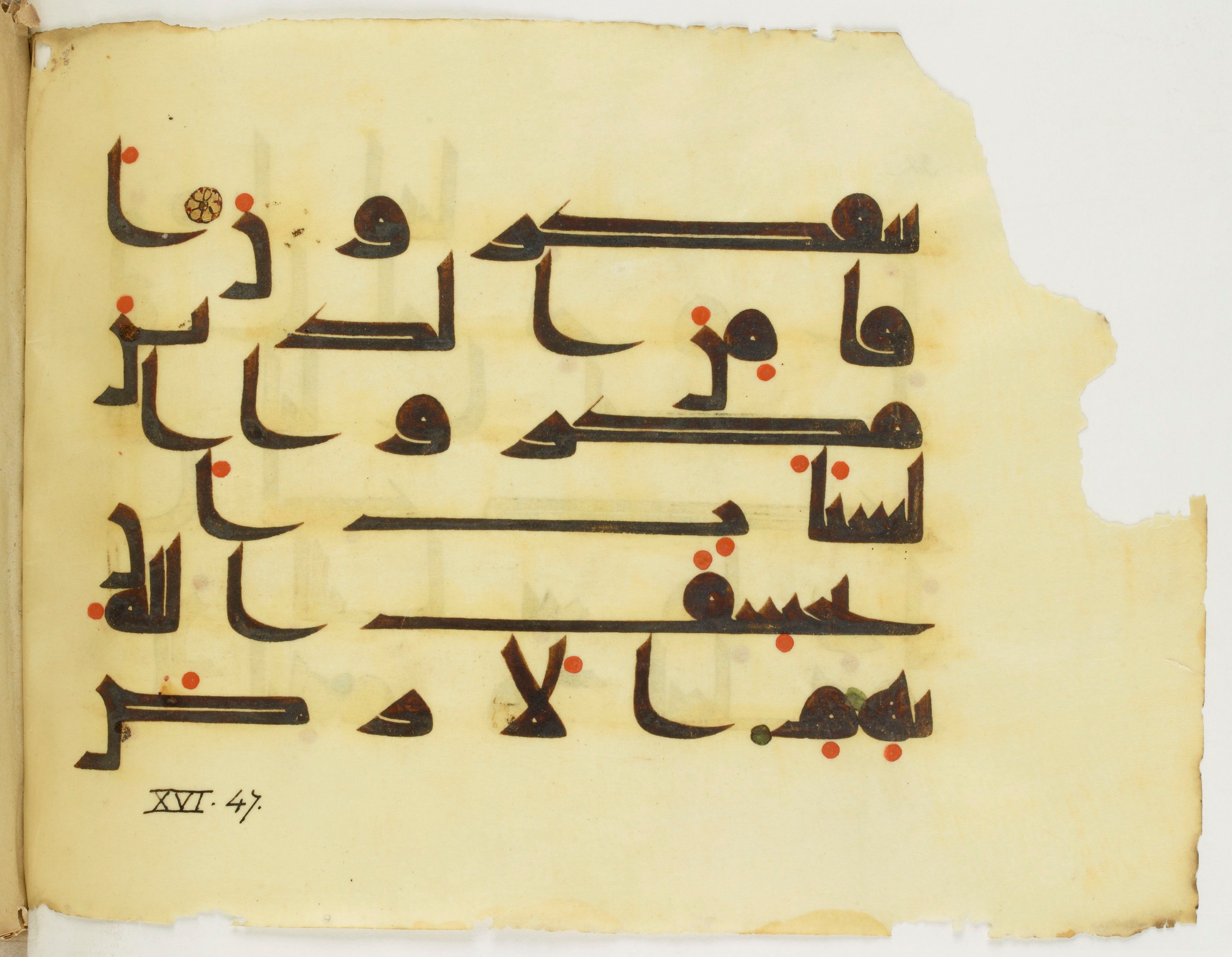Paris, Bibliothèque nationale de France, Arabe 346 (b) (Scan 1), in kūfī D.I script, showing Surah 16:45 from 8th to 9th Century AD found in Fustat (Old Cairo), Egypt, currently housed at Bibliothèque nationale de France, Paris
