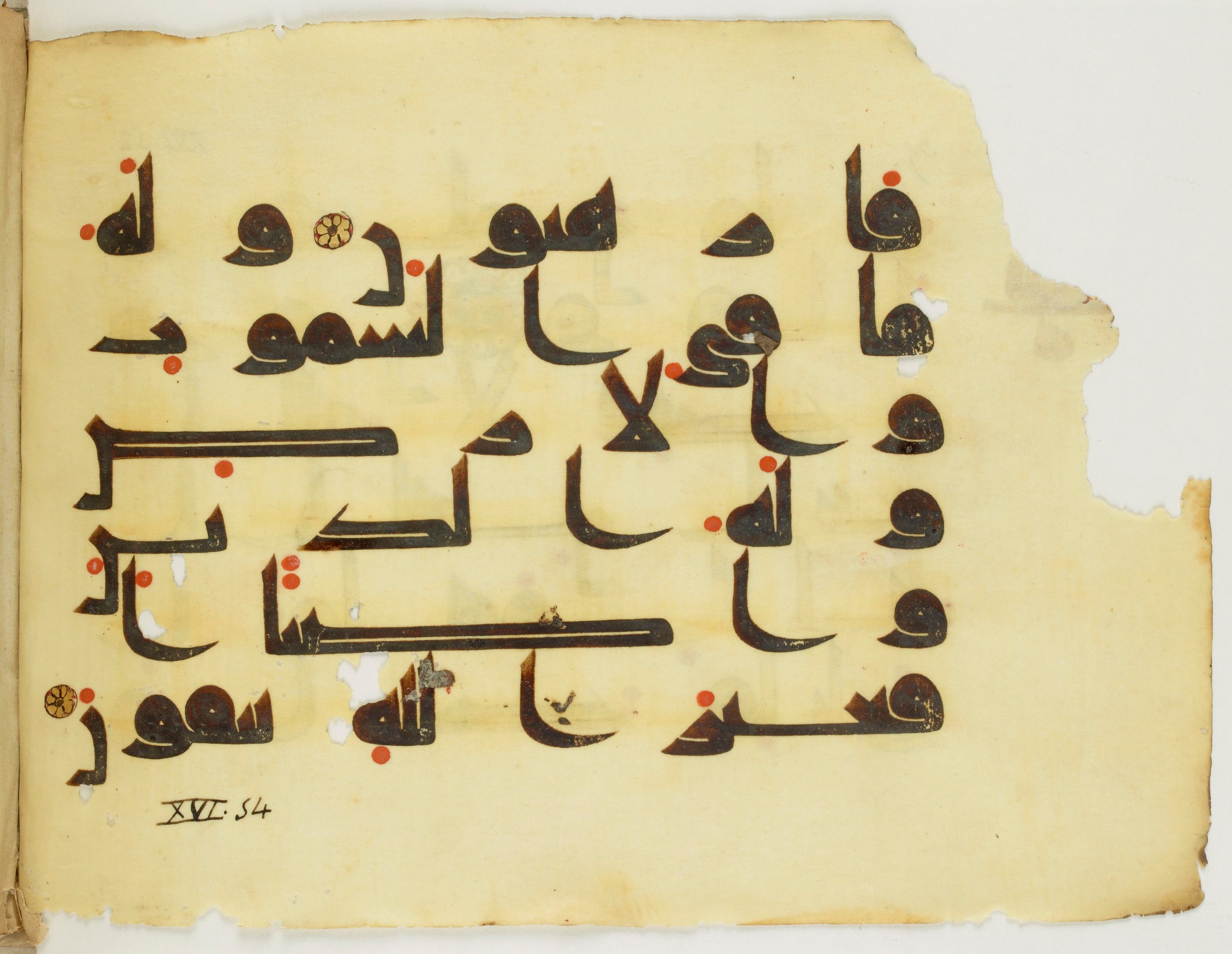 Paris, Bibliothèque nationale de France, Arabe 346 (b), in kūfī D.I script, showing Surah 16:52 from 8th to 9th Century AD found in Fustat (Old Cairo), Egypt, currently housed at Bibliothèque nationale de France, Paris