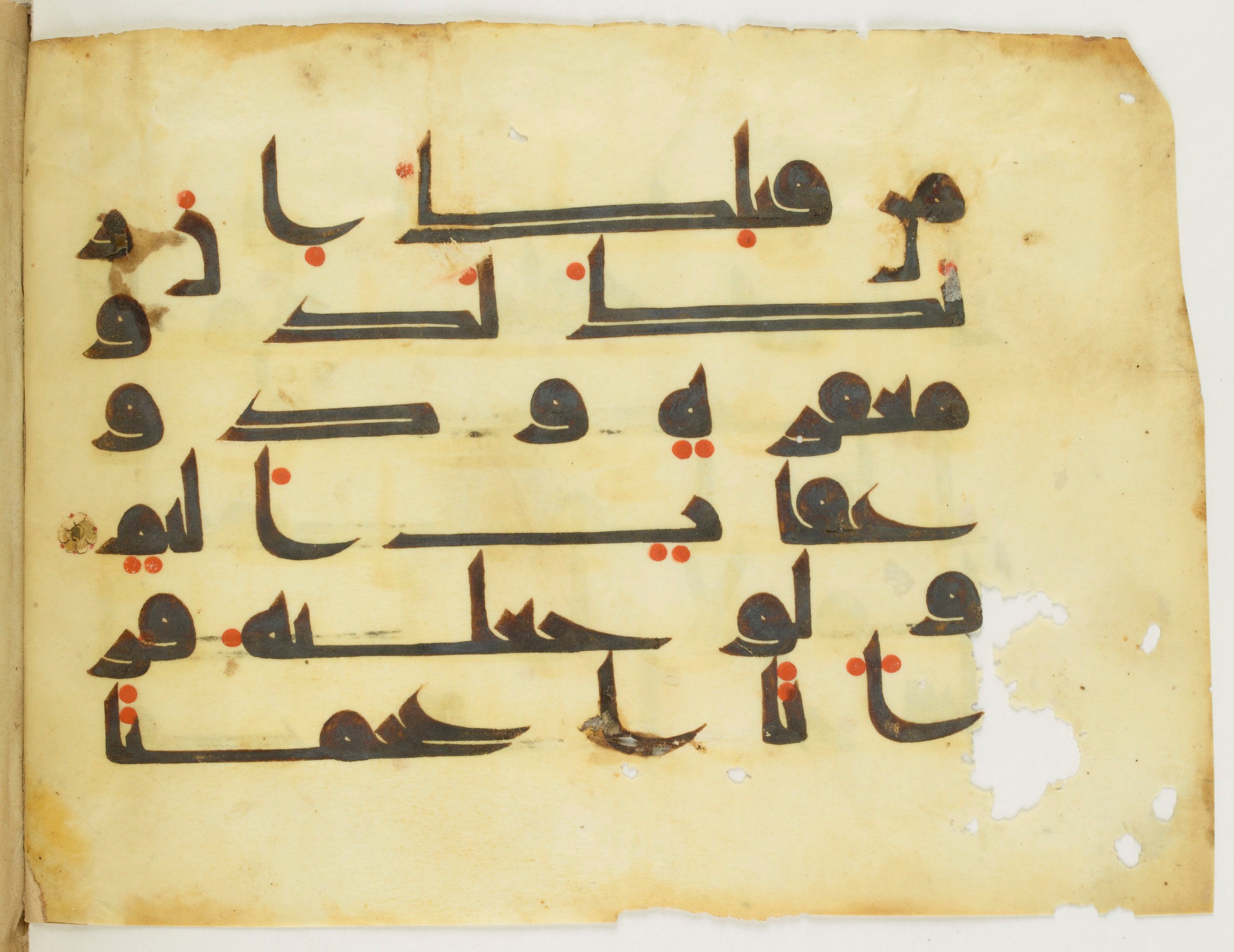 Paris, Bibliothèque nationale de France, Arabe 346 (b) (Scan 1), in kūfī D.I script, showing Surah 41:44 from 8th to 9th Century AD found in Fustat (Old Cairo), Egypt, currently housed at Bibliothèque nationale de France, Paris