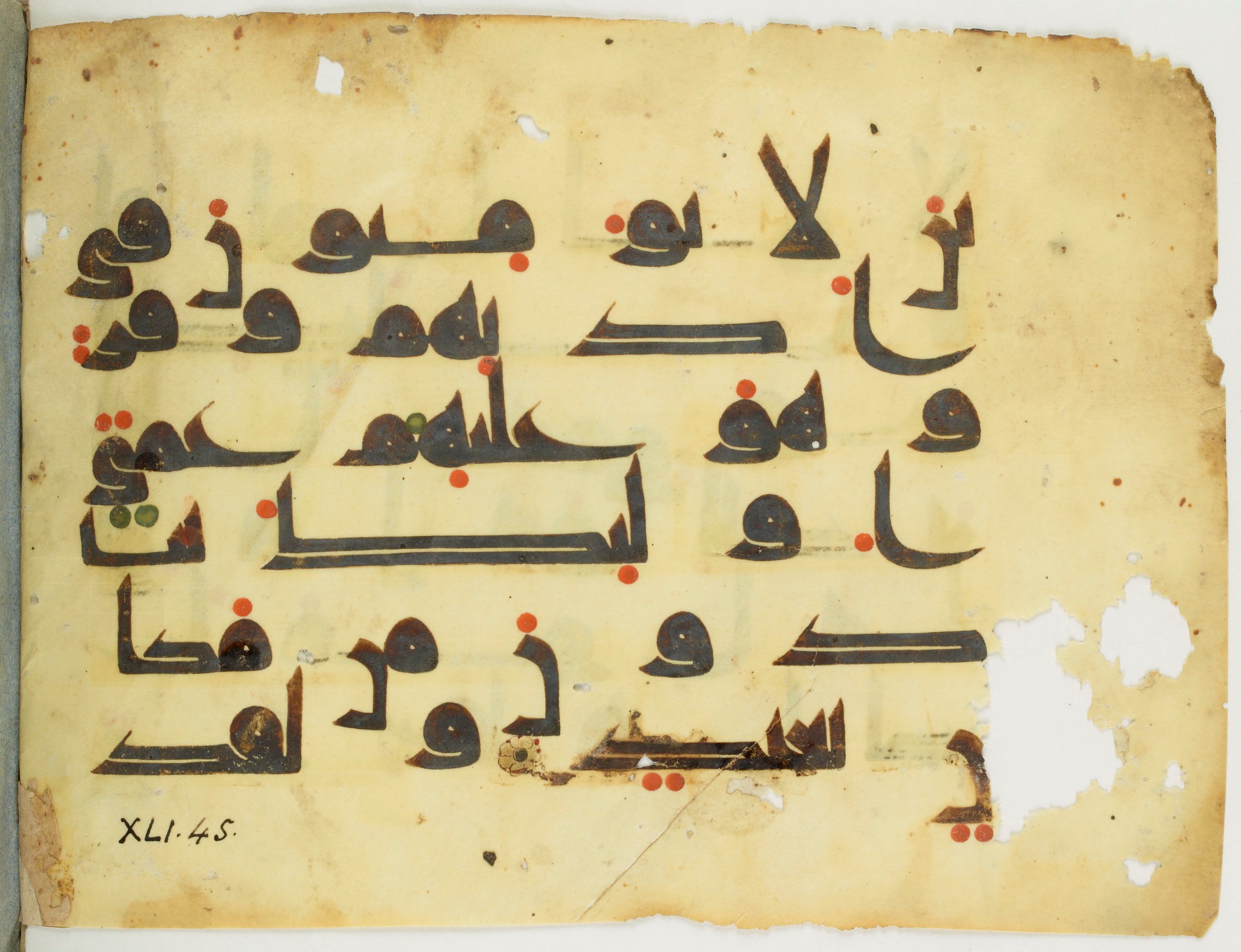 Paris, Bibliothèque nationale de France, Arabe 346 (b), in kūfī D.I script, showing Surah 41:45 from 8th to 9th Century AD found in Fustat (Old Cairo), Egypt, currently housed at Bibliothèque nationale de France, Paris