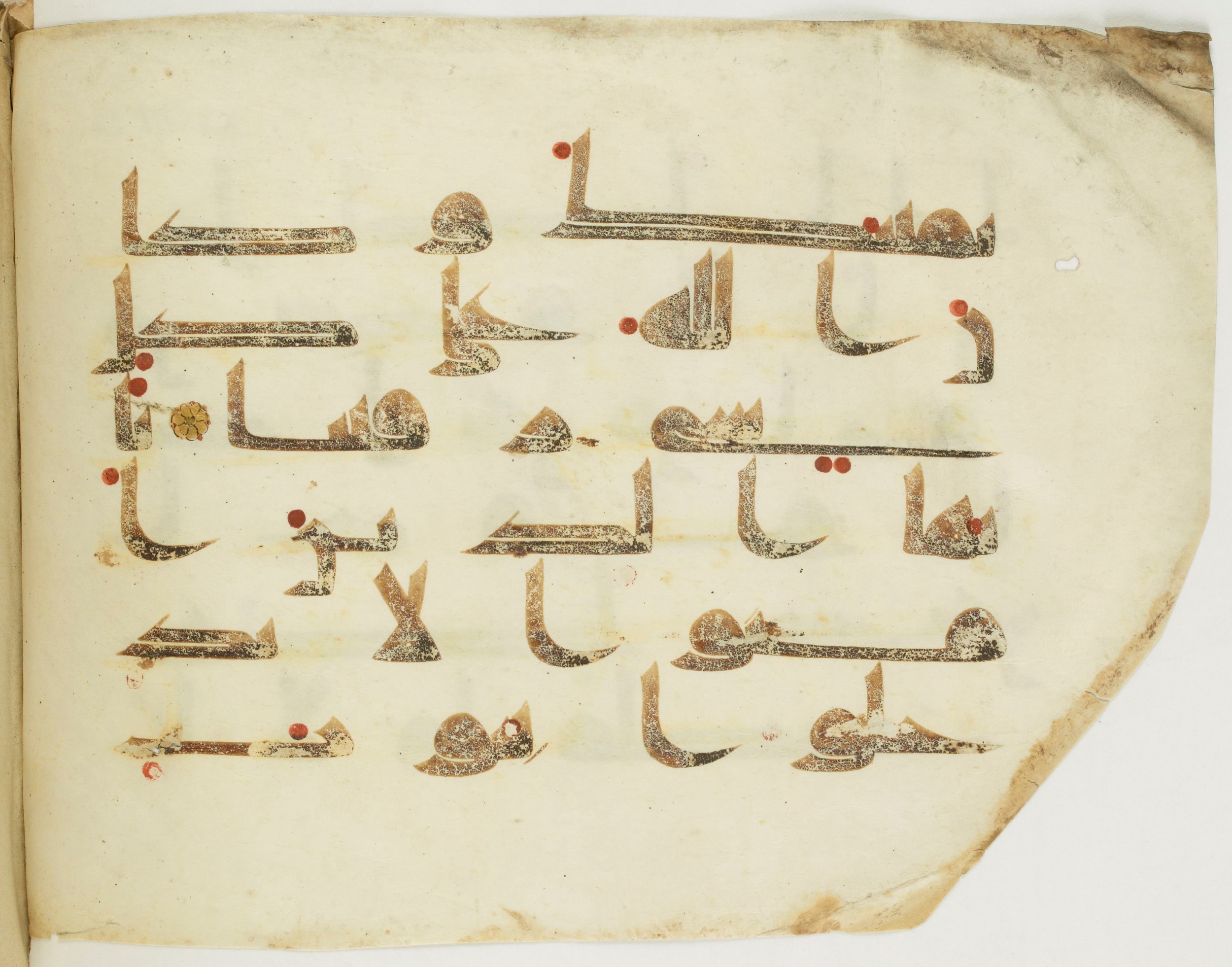 Paris, Bibliothèque nationale de France, Arabe 346 (c) (Scan 3), in Kūfī D.I script, showing Surah 33:52 from 8th to 9th Century AD found in Fustat (Old Cairo), Egypt, currently housed at Bibliothèque nationale de France, Paris