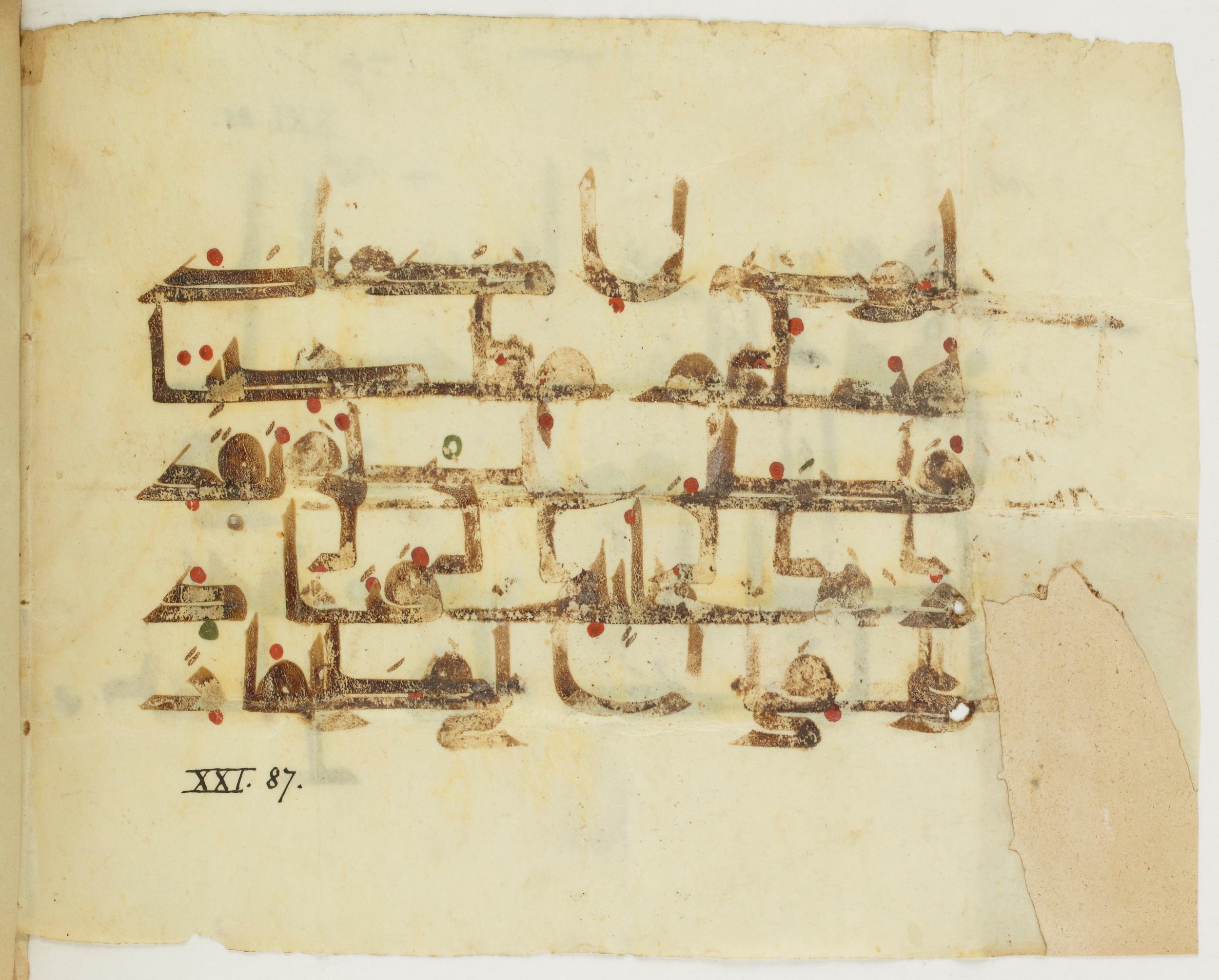 Paris, Bibliothèque nationale de France, Arabe 346 (d) (Scan 2), in Kufic (type D V a) script, showing Surah 21:87 from Mid 8th to Late 9th Century AD found in Fustat (Old Cairo), Egypt, currently housed at Bibliothèque nationale de France, Paris