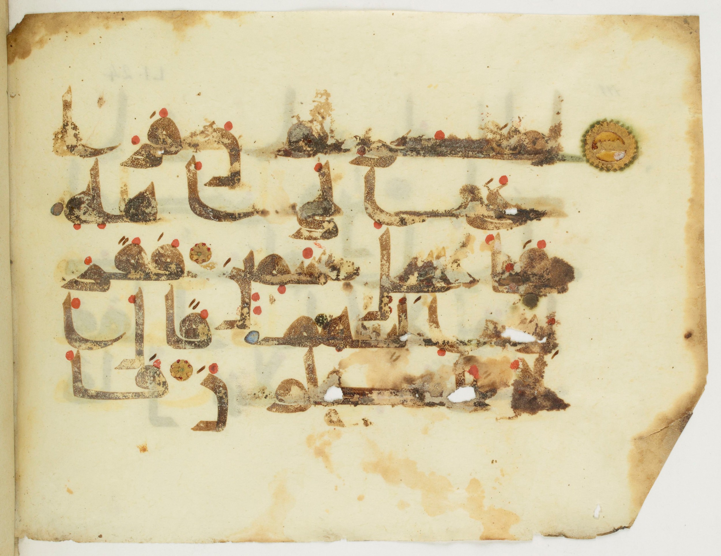 Paris, Bibliothèque nationale de France, Arabe 346 (d) (Scan 1), in Kufic (type D V a) script, showing Surah 51:28 from Mid 8th to Late 9th Century AD found in Fustat (Old Cairo), Egypt, currently housed at Bibliothèque nationale de France, Paris