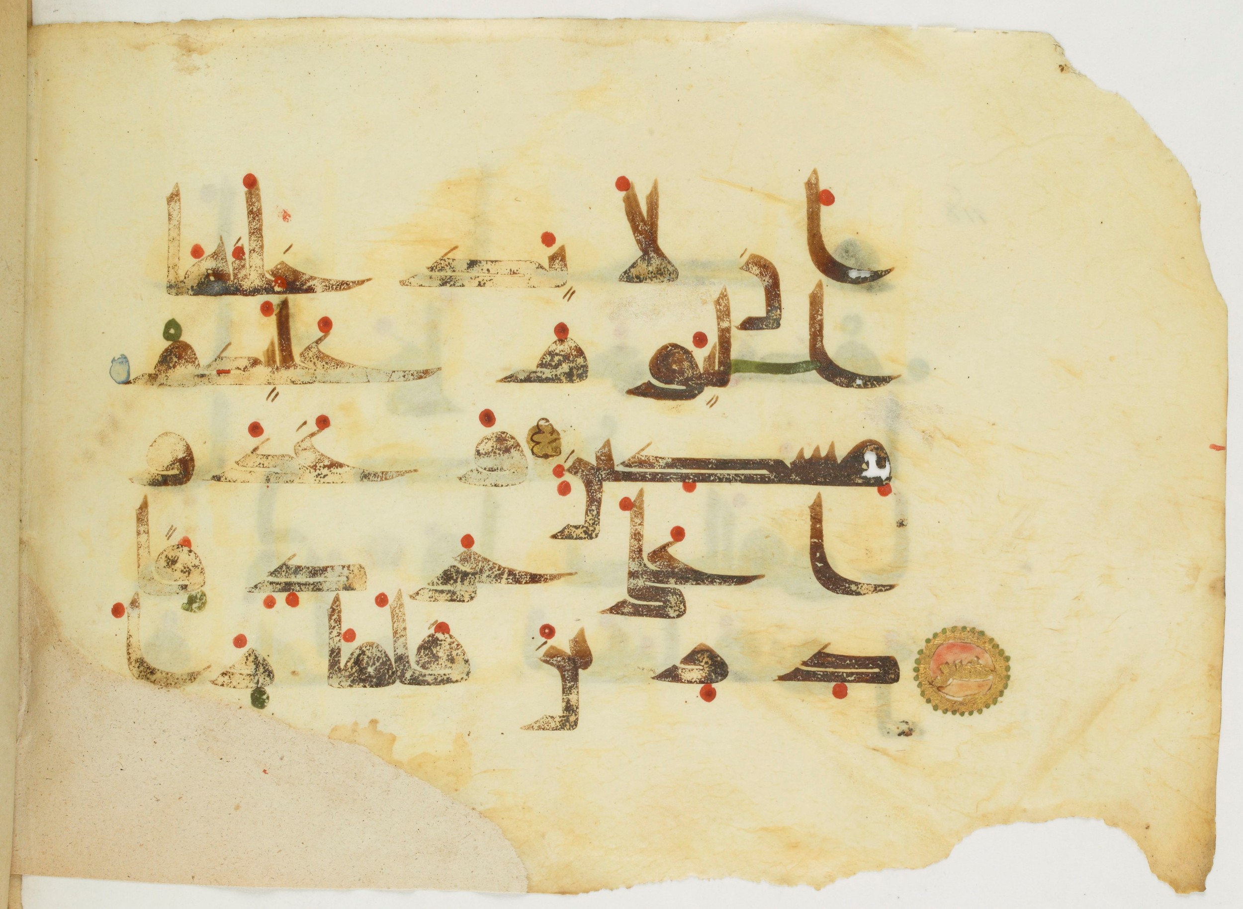 Paris, Bibliothèque nationale de France, Arabe 346 (d), in Kufic (type D V a) script, showing Surah 68:25 from Mid 8th to Late 9th Century AD found in Fustat (Old Cairo), Egypt, currently housed at Bibliothèque nationale de France, Paris