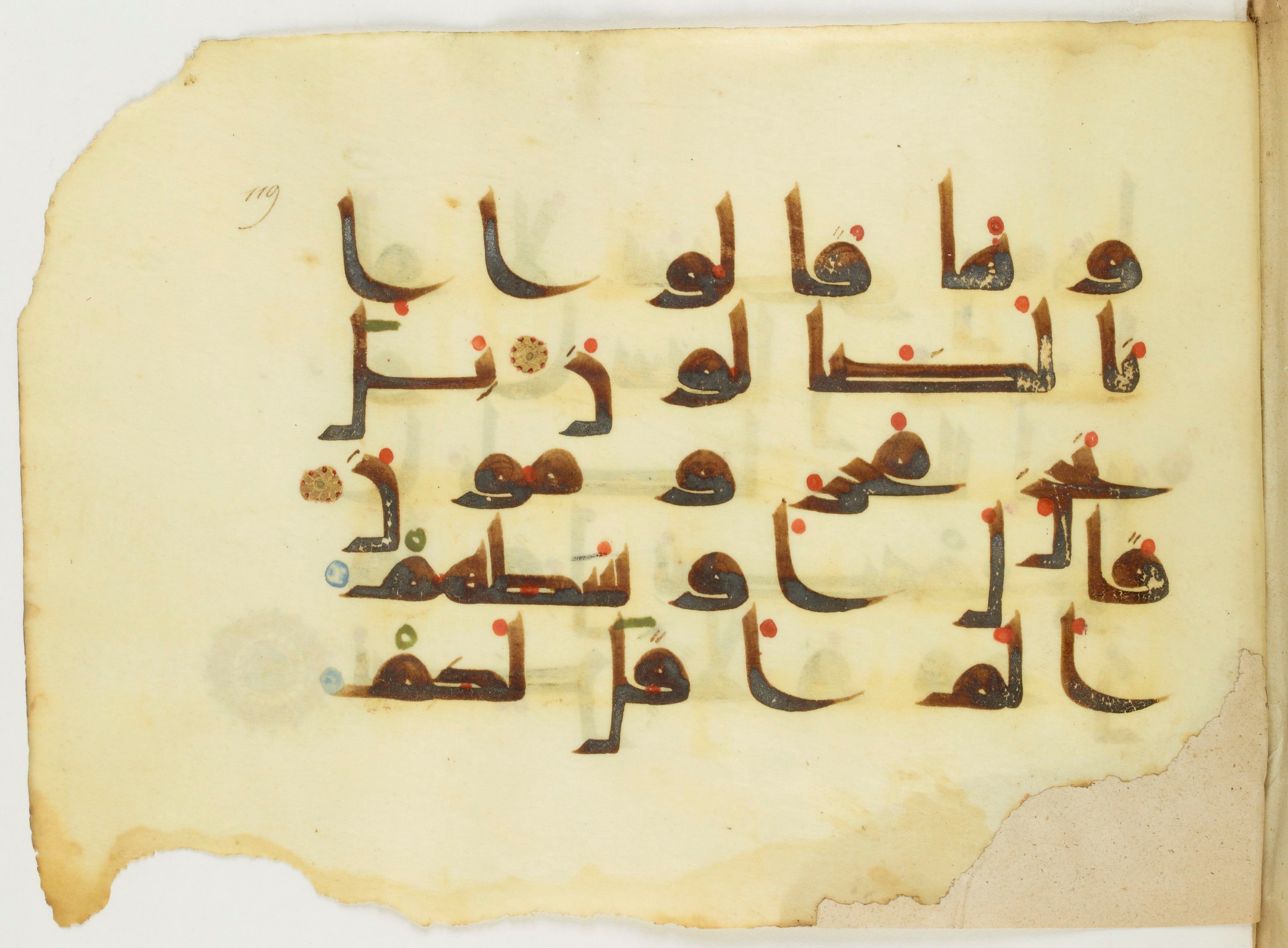 Paris, Bibliothèque nationale de France, Arabe 346 (d) (Scan 1), in Kufic (type D V a) script, showing Surah 68:28 from Mid 8th to Late 9th Century AD found in Fustat (Old Cairo), Egypt, currently housed at Bibliothèque nationale de France, Paris