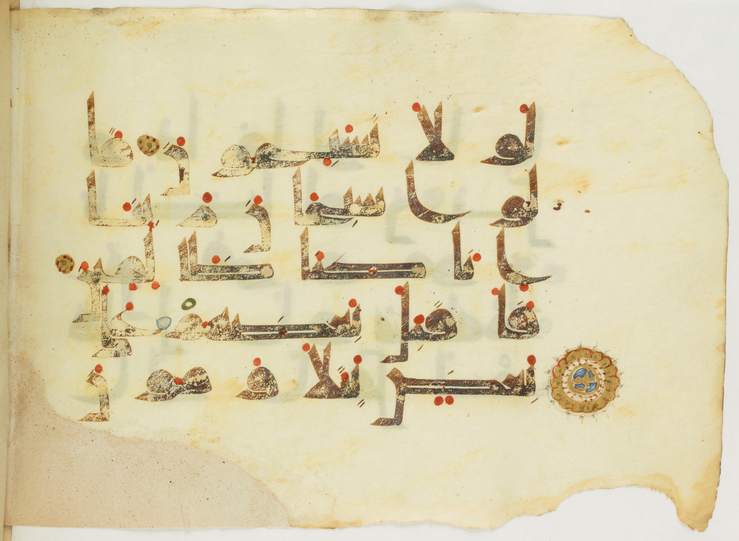 Paris, Bibliothèque nationale de France, Arabe 346 (d) (Scan 2), in Kufic (type D V a) script, showing Surah 68:28 from Mid 8th to Late 9th Century AD found in Fustat (Old Cairo), Egypt, currently housed at Bibliothèque nationale de France, Paris