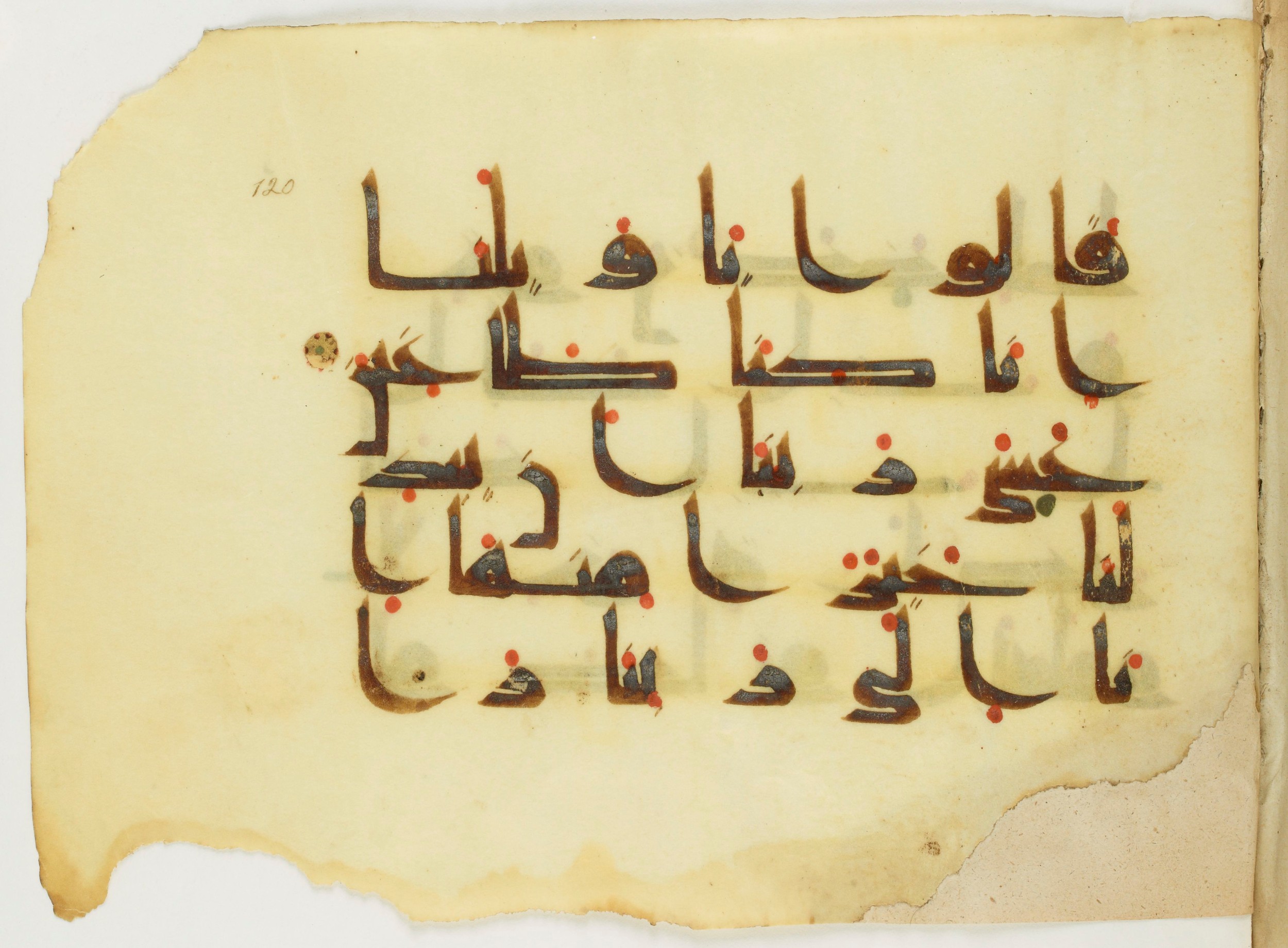 Paris, Bibliothèque nationale de France, Arabe 346 (d) (Scan 1), in Kufic (type D V a) script, showing Surah 68:32 from Mid 8th to Late 9th Century AD found in Fustat (Old Cairo), Egypt, currently housed at Bibliothèque nationale de France, Paris