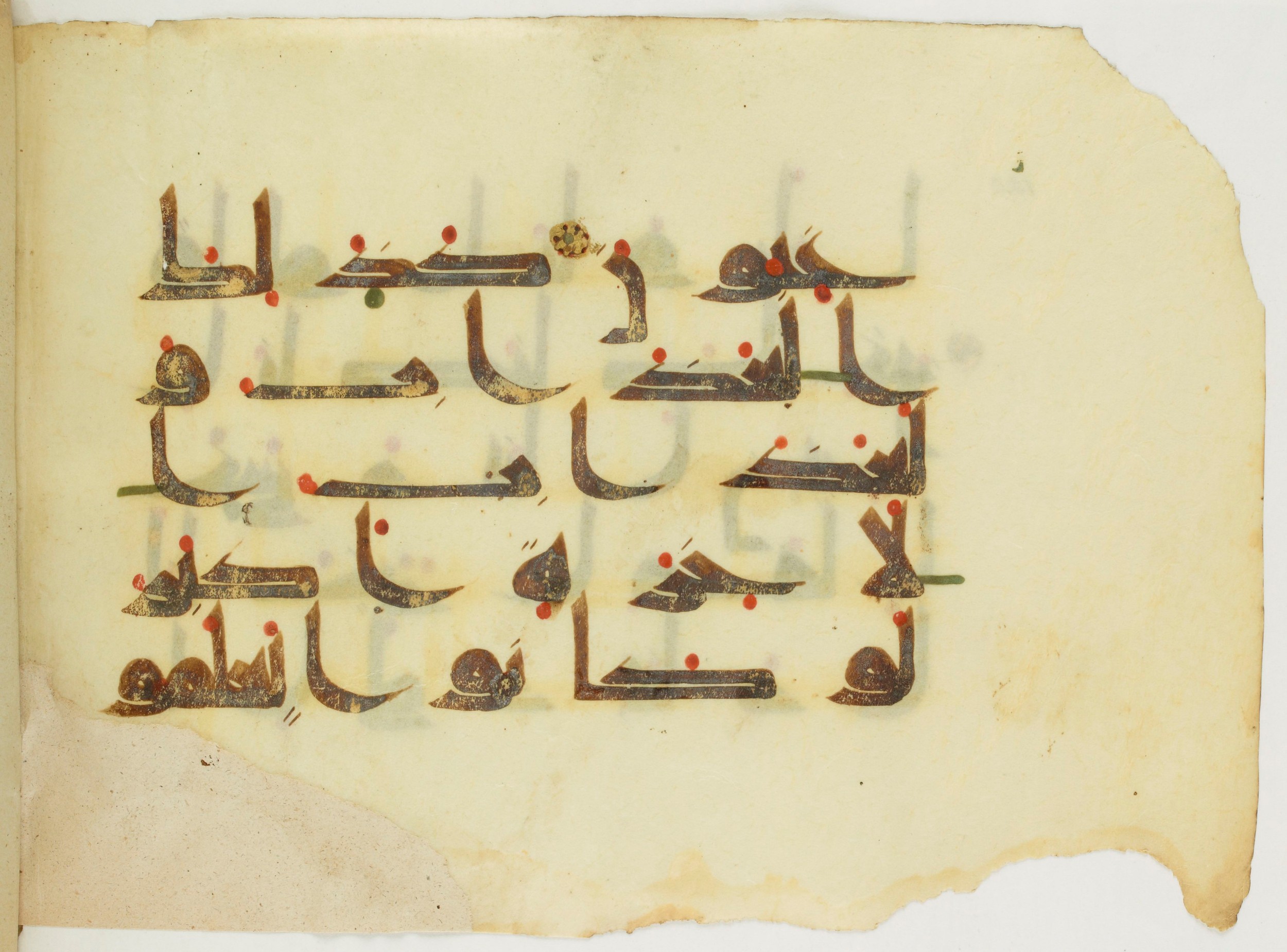 Paris, Bibliothèque nationale de France, Arabe 346 (d) (Scan 2), in Kufic (type D V a) script, showing Surah 68:32 from Mid 8th to Late 9th Century AD found in Fustat (Old Cairo), Egypt, currently housed at Bibliothèque nationale de France, Paris