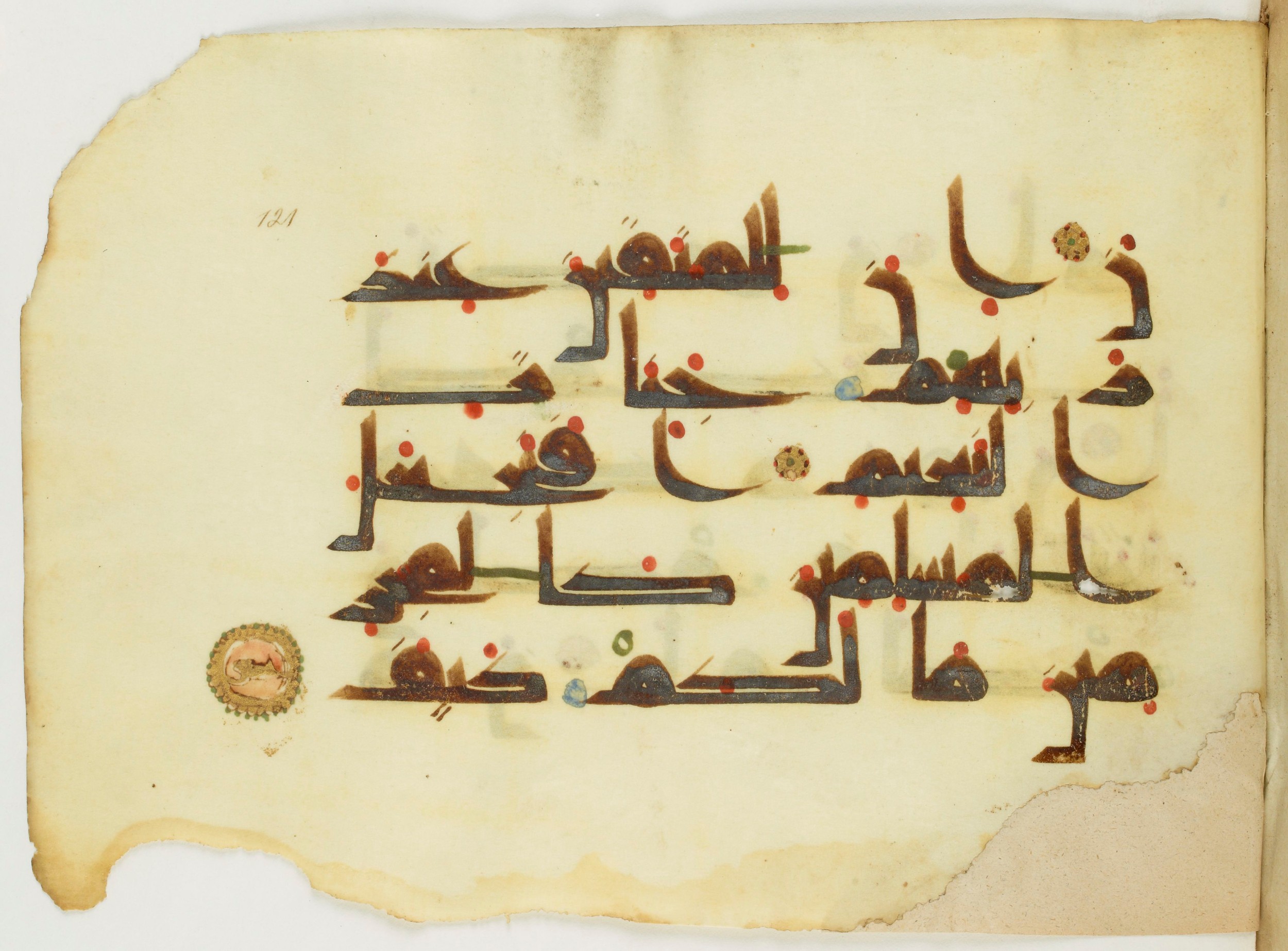 Paris, Bibliothèque nationale de France, Arabe 346 (d), in Kufic (type D V a) script, showing Surah 68:35 from Mid 8th to Late 9th Century AD found in Fustat (Old Cairo), Egypt, currently housed at Bibliothèque nationale de France, Paris