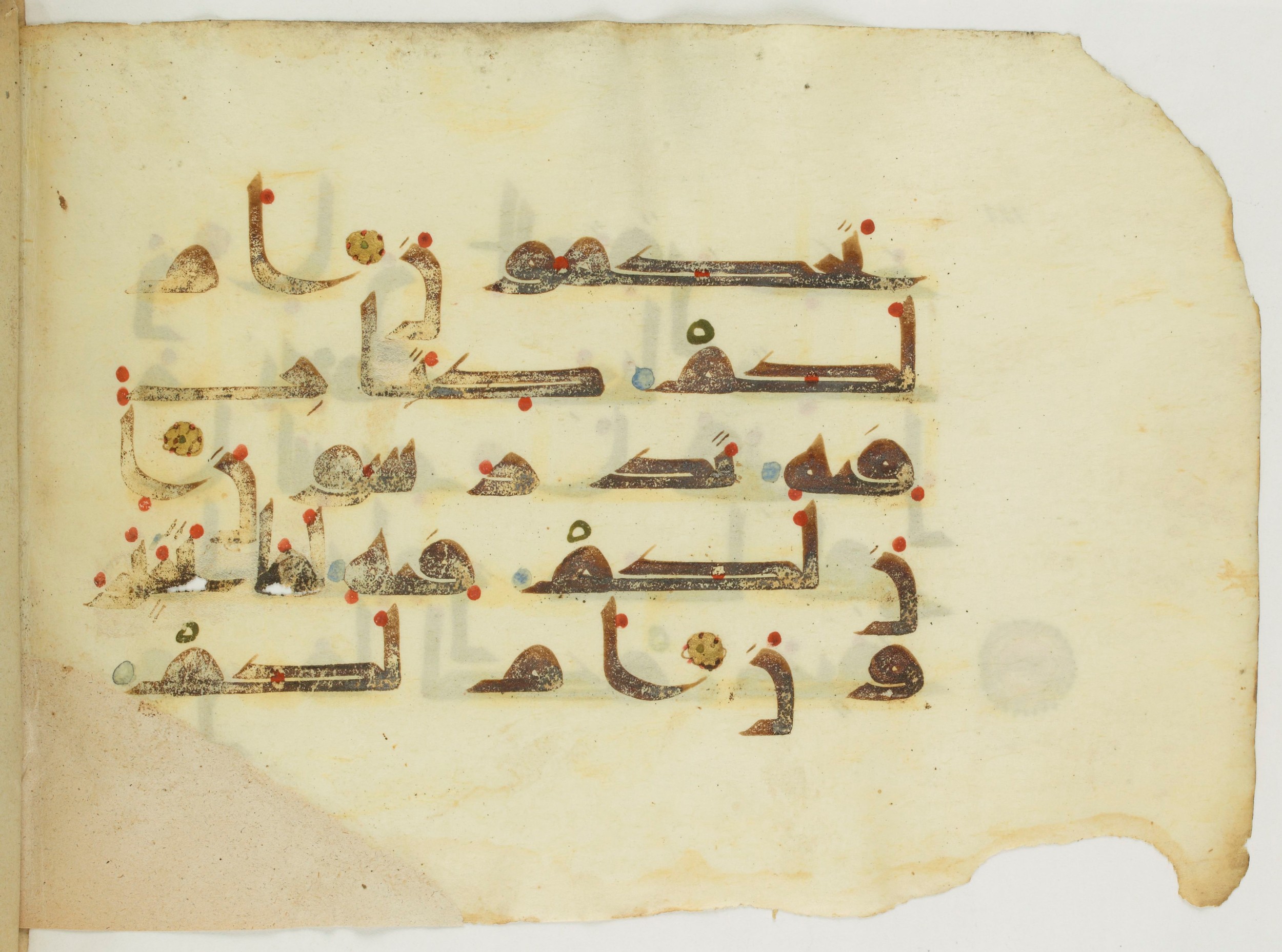 Paris, Bibliothèque nationale de France, Arabe 346 (d) (Scan 2), in Kufic (type D V a) script, showing Surah 68:36 from Mid 8th to Late 9th Century AD found in Fustat (Old Cairo), Egypt, currently housed at Bibliothèque nationale de France, Paris