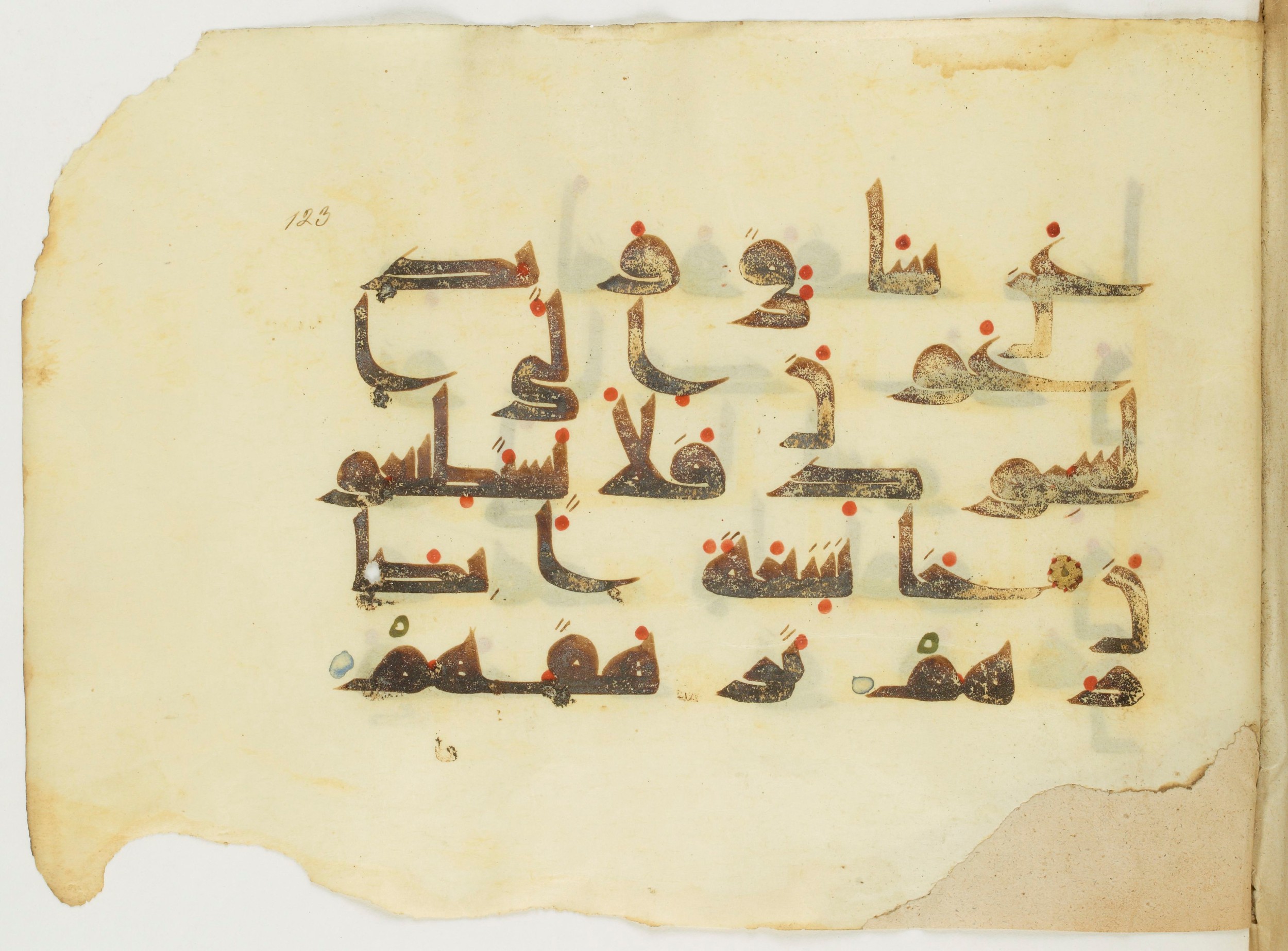 Paris, Bibliothèque nationale de France, Arabe 346 (d) (Scan 2), in Kufic (type D V a) script, showing Surah 68:42 from Mid 8th to Late 9th Century AD found in Fustat (Old Cairo), Egypt, currently housed at Bibliothèque nationale de France, Paris