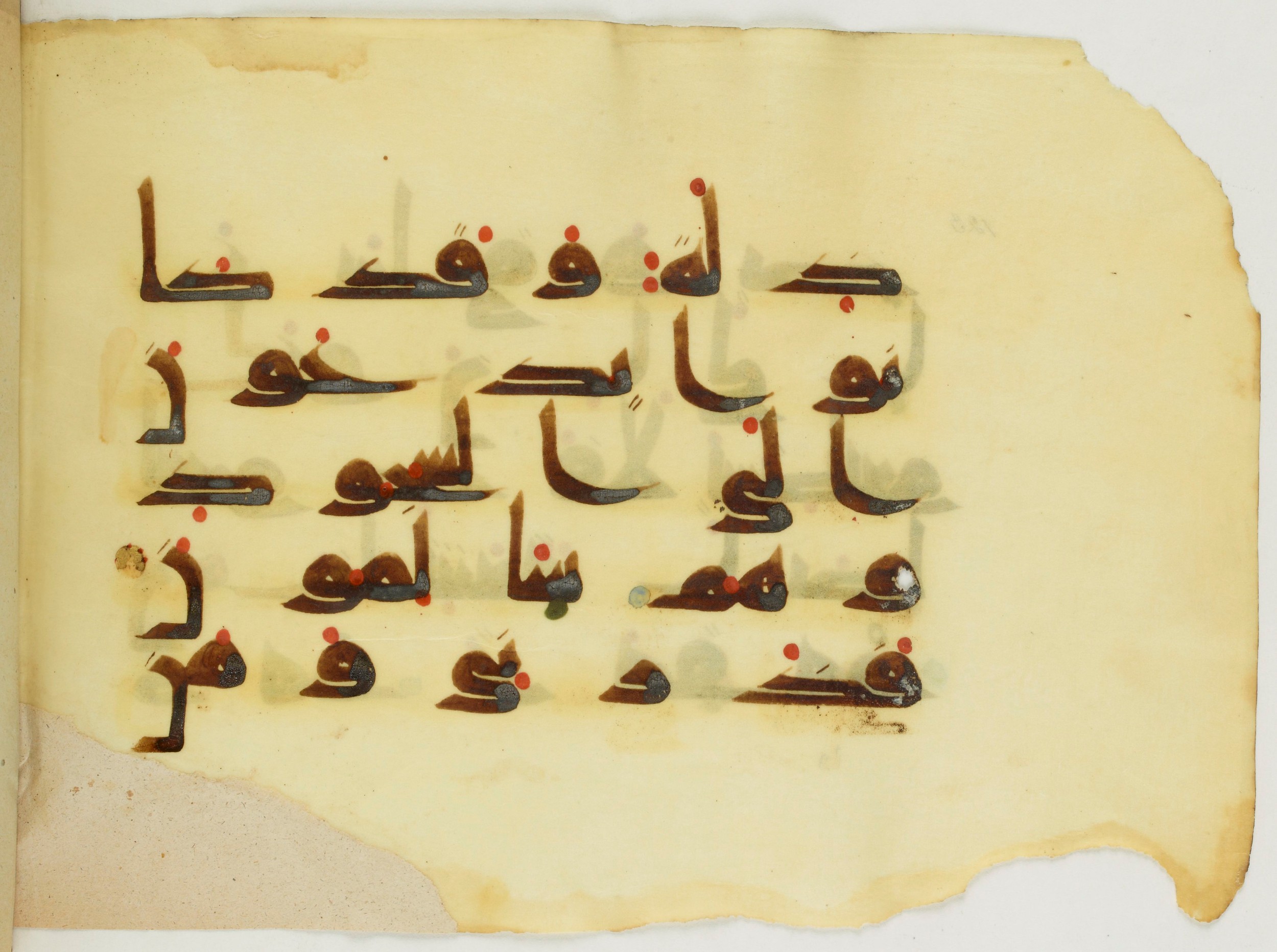 Paris, Bibliothèque nationale de France, Arabe 346 (d) (Scan 1), in Kufic (type D V a) script, showing Surah 68:44 from Mid 8th to Late 9th Century AD found in Fustat (Old Cairo), Egypt, currently housed at Bibliothèque nationale de France, Paris
