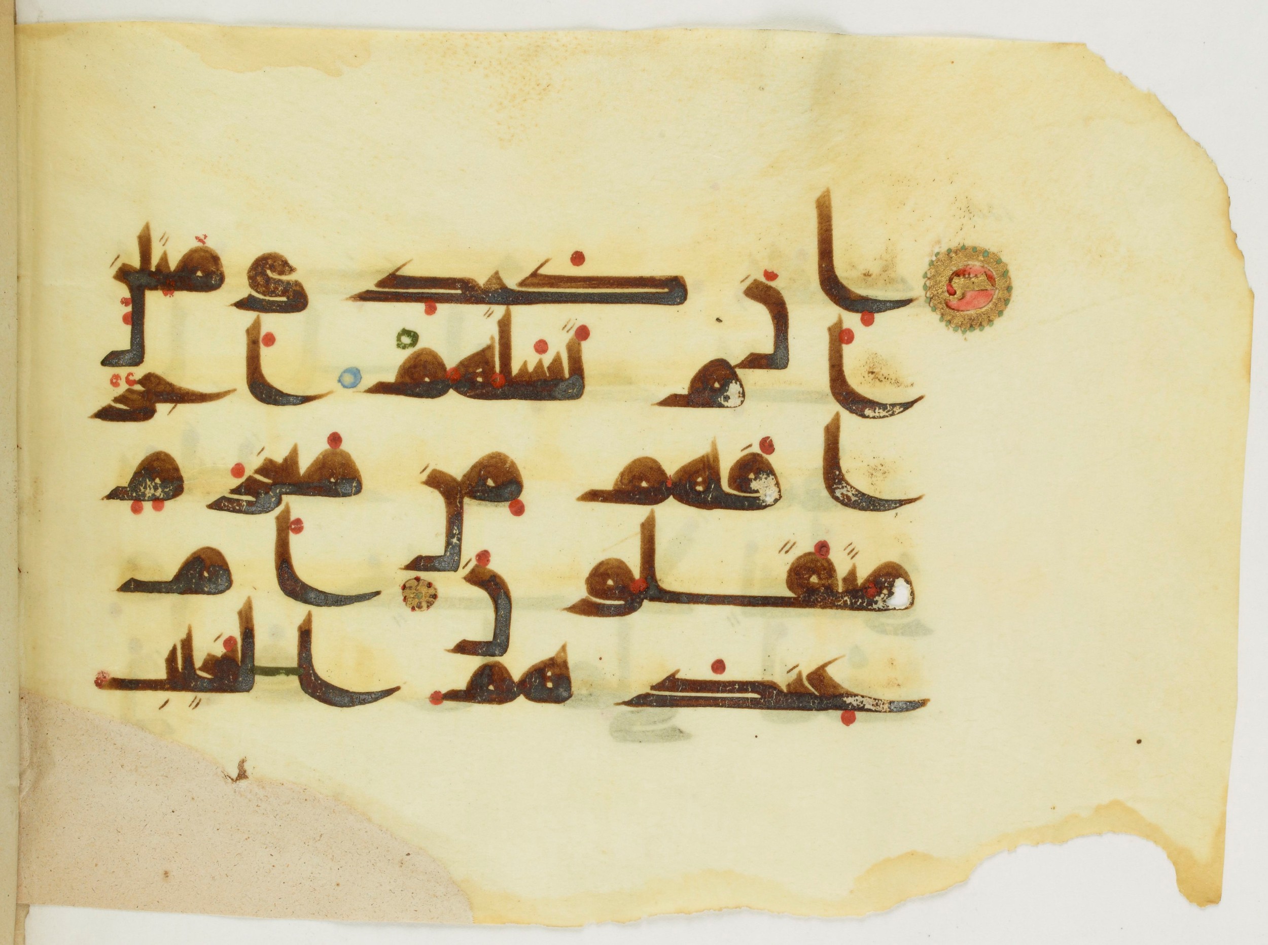 Paris, Bibliothèque nationale de France, Arabe 346 (d), in Kufic (type D V a) script, showing Surah 68:46 from Mid 8th to Late 9th Century AD found in Fustat (Old Cairo), Egypt, currently housed at Bibliothèque nationale de France, Paris