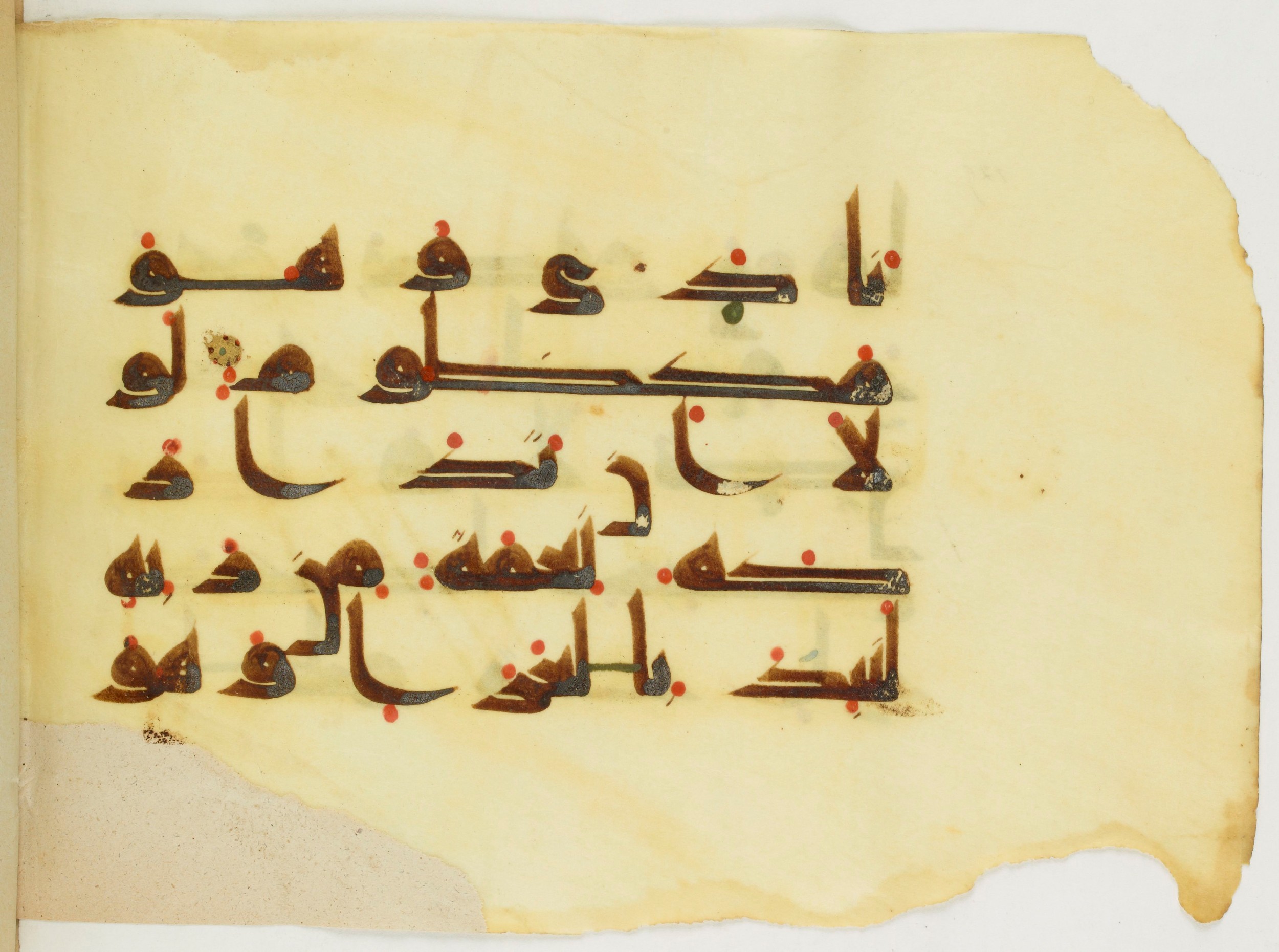 Paris, Bibliothèque nationale de France, Arabe 346 (d) (Scan 1), in Kufic (type D V a) script, showing Surah 68:49 from Mid 8th to Late 9th Century AD found in Fustat (Old Cairo), Egypt, currently housed at Bibliothèque nationale de France, Paris