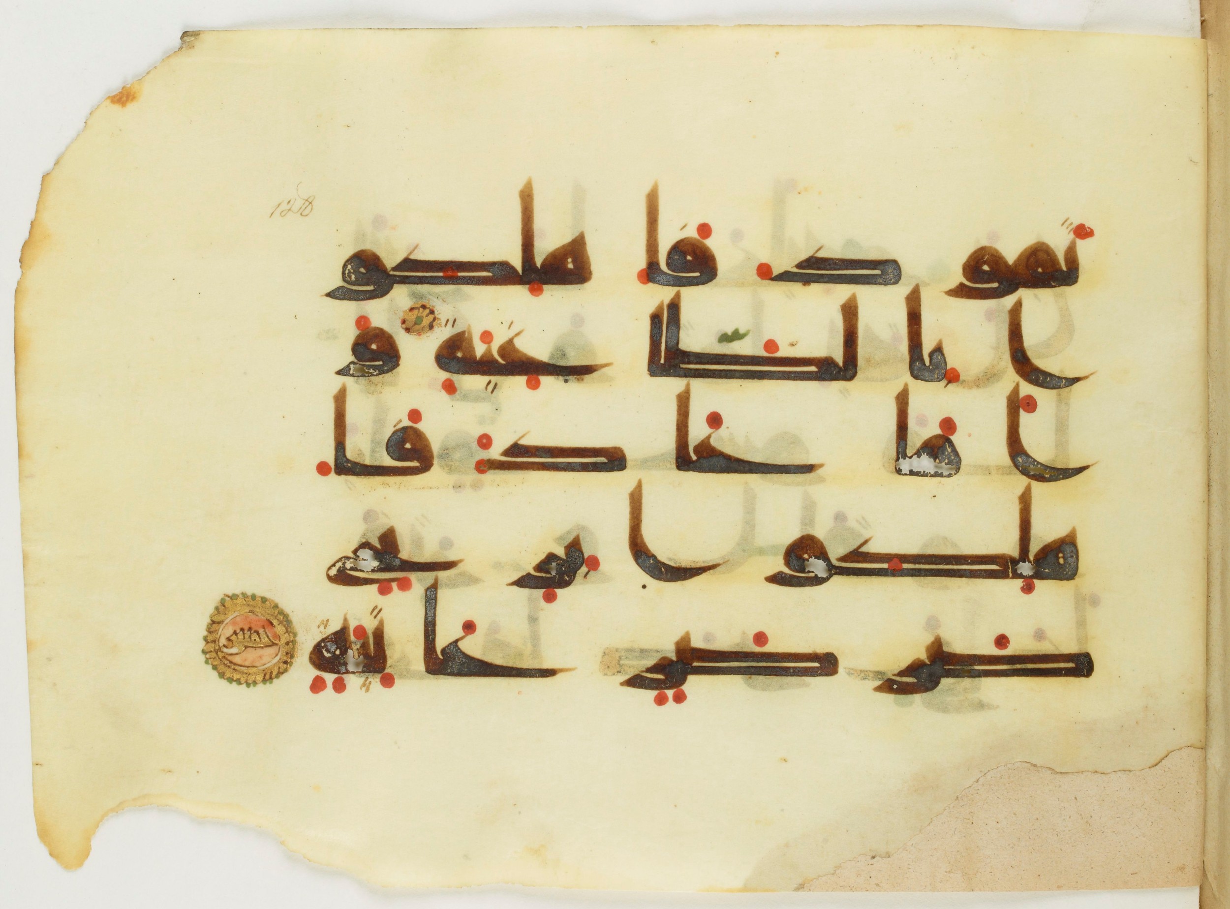 Paris, Bibliothèque nationale de France, Arabe 346 (d) (Scan 2), in Kufic (type D V a) script, showing Surah 69:5 from Mid 8th to Late 9th Century AD found in Fustat (Old Cairo), Egypt, currently housed at Bibliothèque nationale de France, Paris