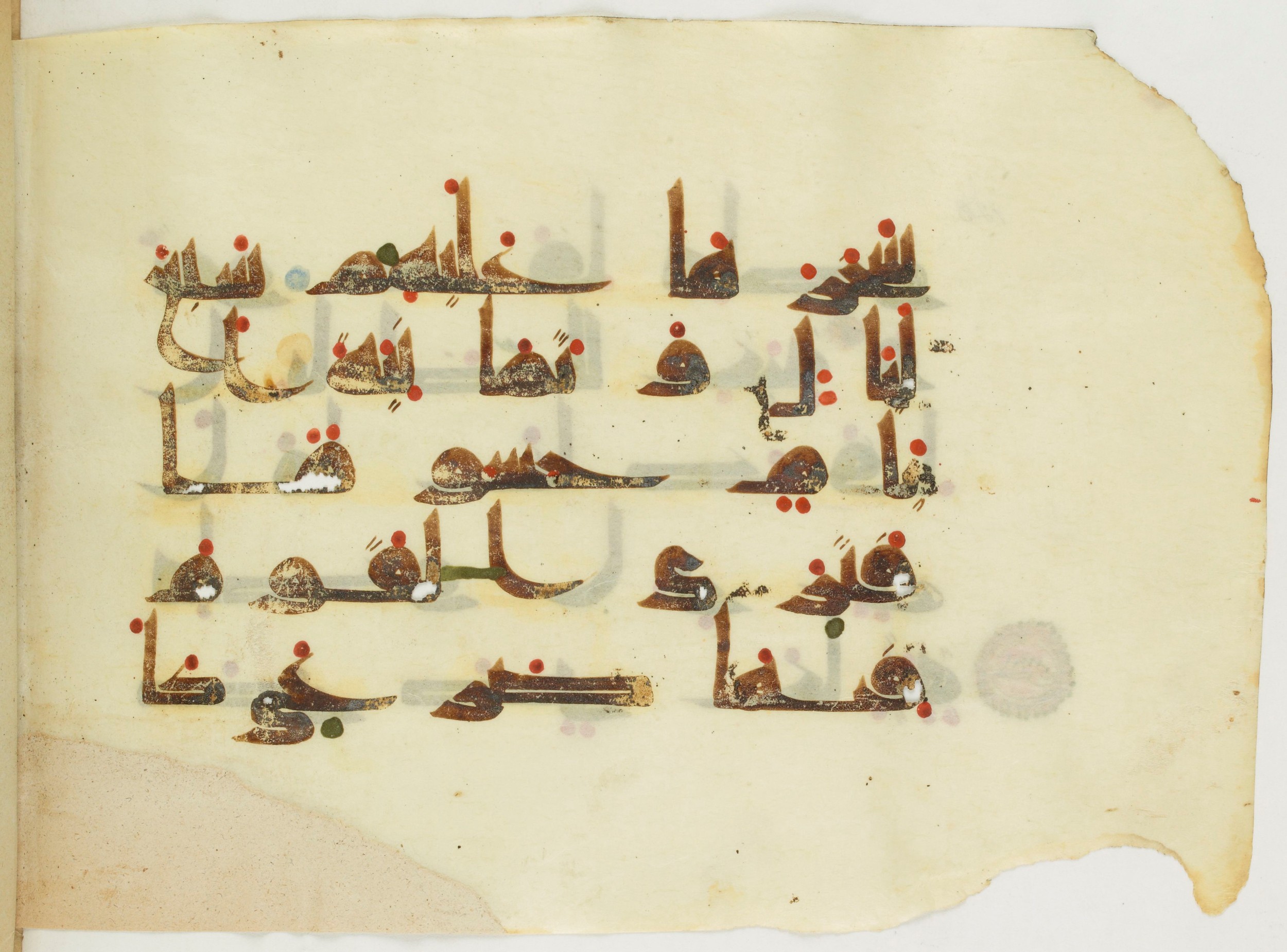Paris, Bibliothèque nationale de France, Arabe 346 (d) (Scan 1), in Kufic (type D V a) script, showing Surah 69:7 from Mid 8th to Late 9th Century AD found in Fustat (Old Cairo), Egypt, currently housed at Bibliothèque nationale de France, Paris