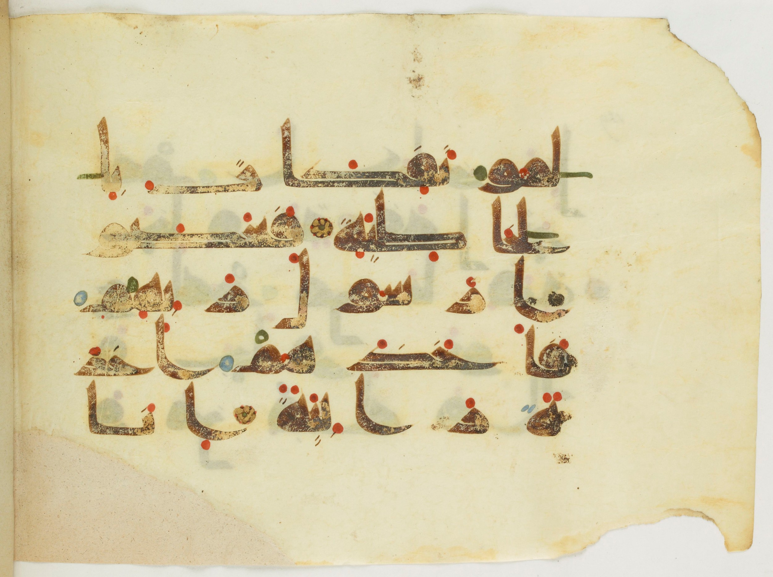 Paris, Bibliothèque nationale de France, Arabe 346 (d) (Scan 2), in Kufic (type D V a) script, showing Surah 69:9 from Mid 8th to Late 9th Century AD found in Fustat (Old Cairo), Egypt, currently housed at Bibliothèque nationale de France, Paris