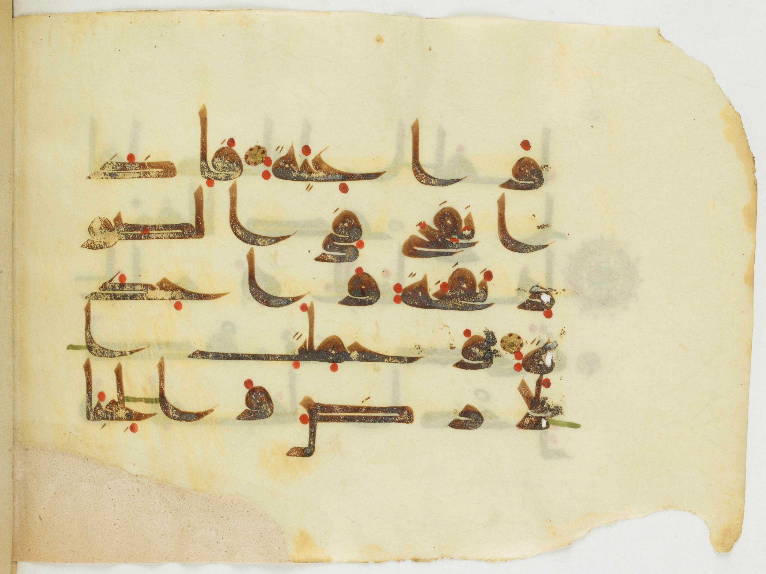 Paris, Bibliothèque nationale de France, Arabe 346 (d), in Kufic (type D V a) script, showing Surah 69:13 from Mid 8th to Late 9th Century AD found in Fustat (Old Cairo), Egypt, currently housed at Bibliothèque nationale de France, Paris
