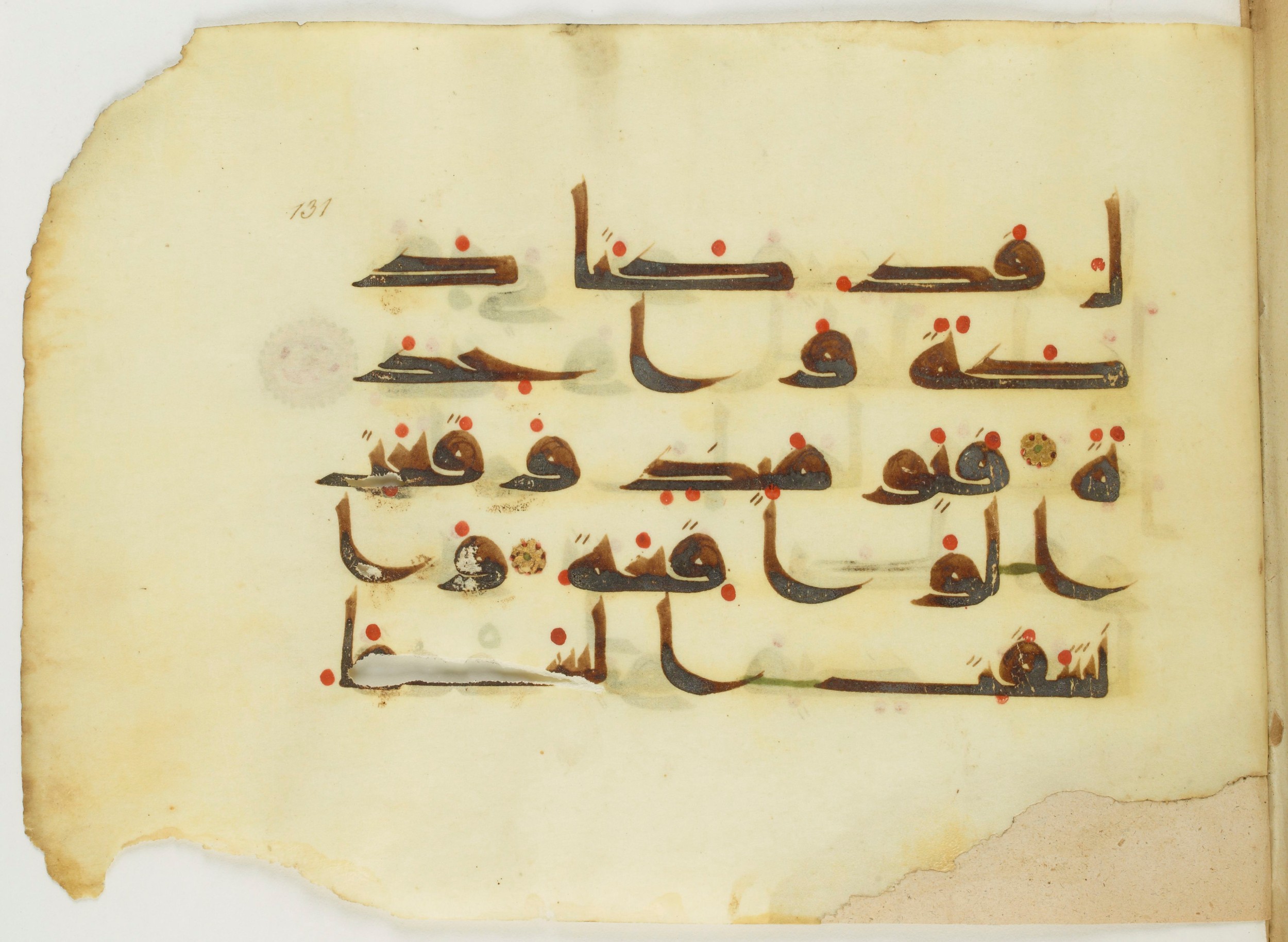 Paris, Bibliothèque nationale de France, Arabe 346 (d) (Scan 1), in Kufic (type D V a) script, showing Surah 69:16 from Mid 8th to Late 9th Century AD found in Fustat (Old Cairo), Egypt, currently housed at Bibliothèque nationale de France, Paris