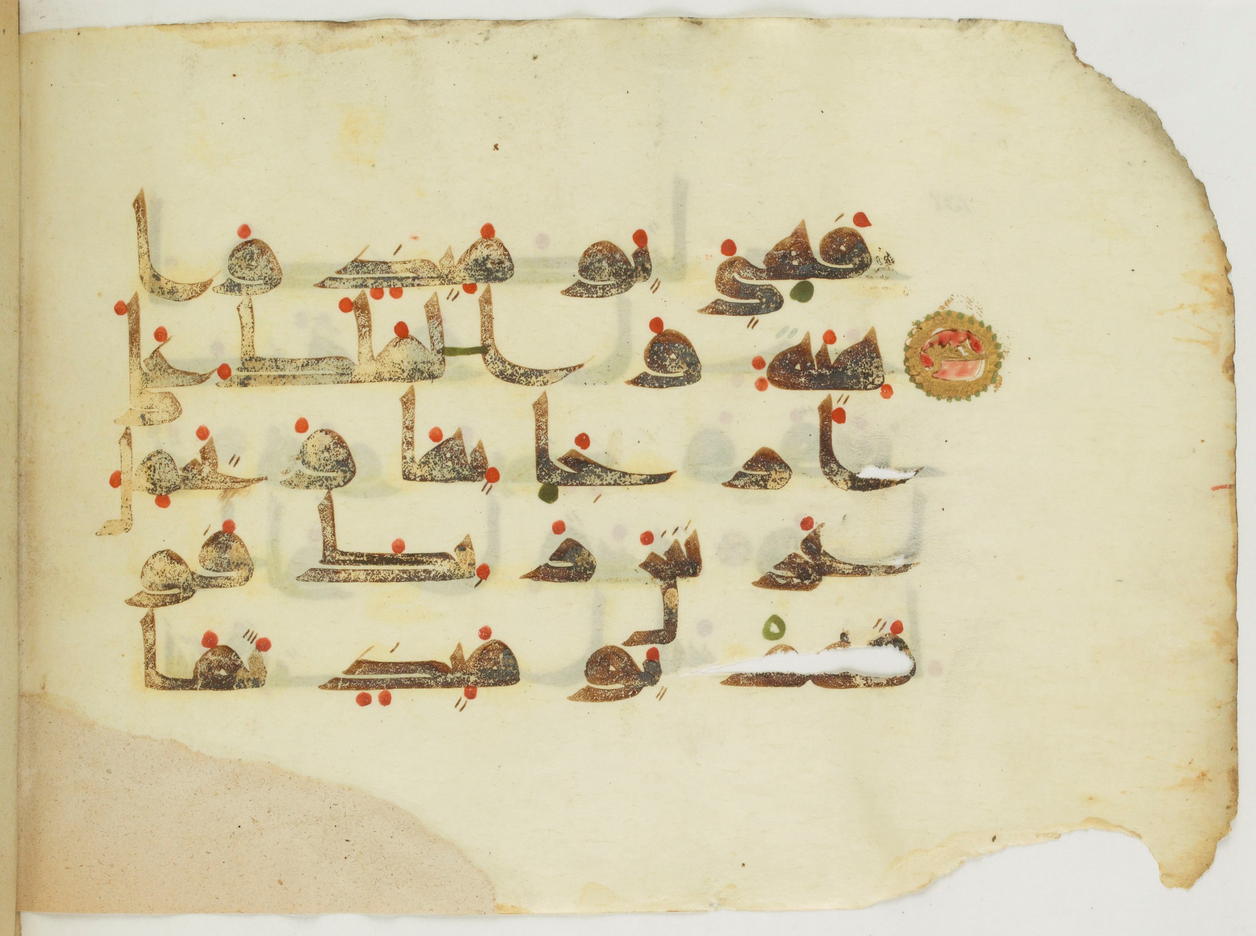 Paris, Bibliothèque nationale de France, Arabe 346 (d) (Scan 2), in Kufic (type D V a) script, showing Surah 69:16 from Mid 8th to Late 9th Century AD found in Fustat (Old Cairo), Egypt, currently housed at Bibliothèque nationale de France, Paris