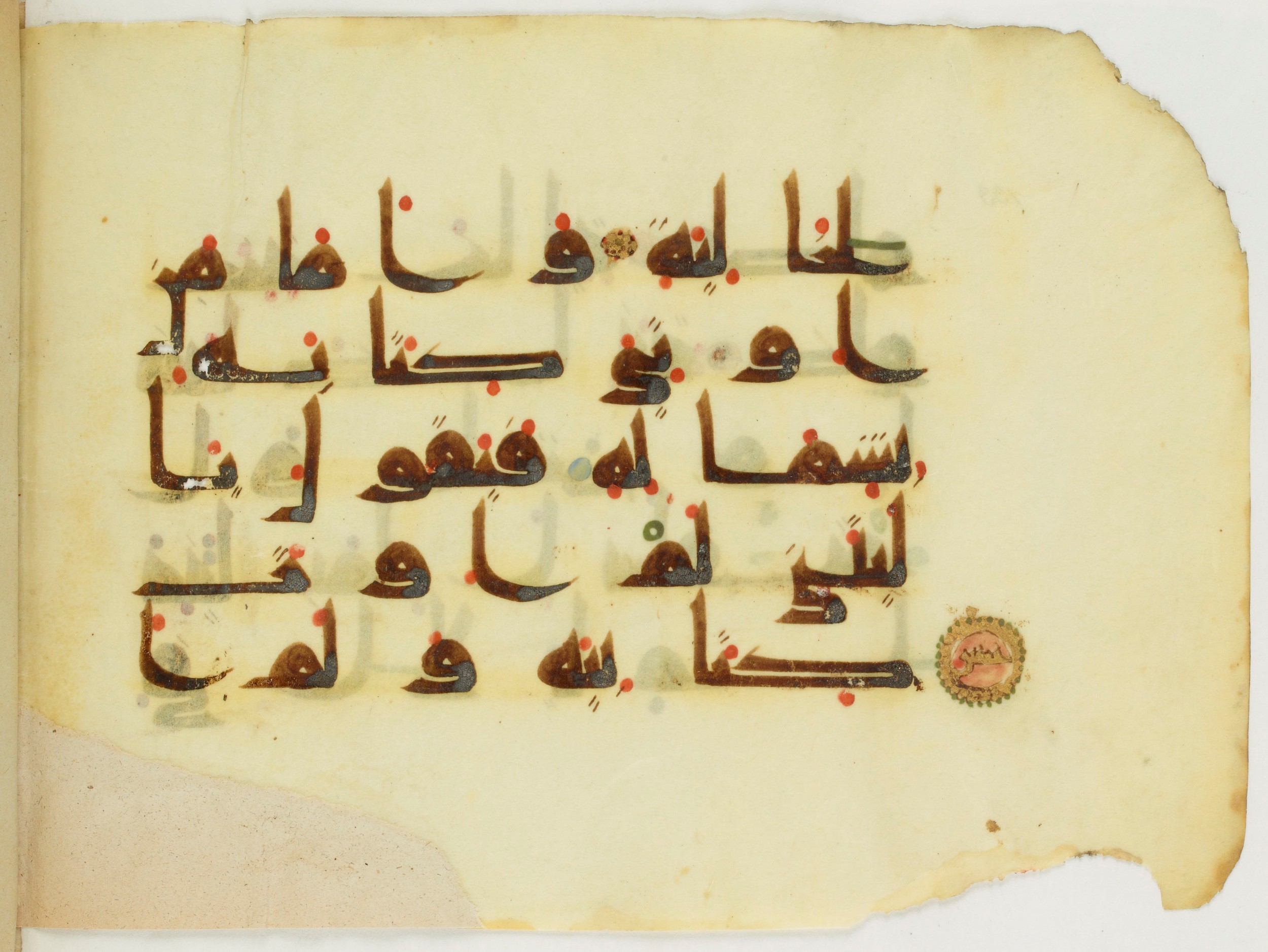 Paris, Bibliothèque nationale de France, Arabe 346 (d), in Kufic (type D V a) script, showing Surah 69:25 from Mid 8th to Late 9th Century AD found in Fustat (Old Cairo), Egypt, currently housed at Bibliothèque nationale de France, Paris