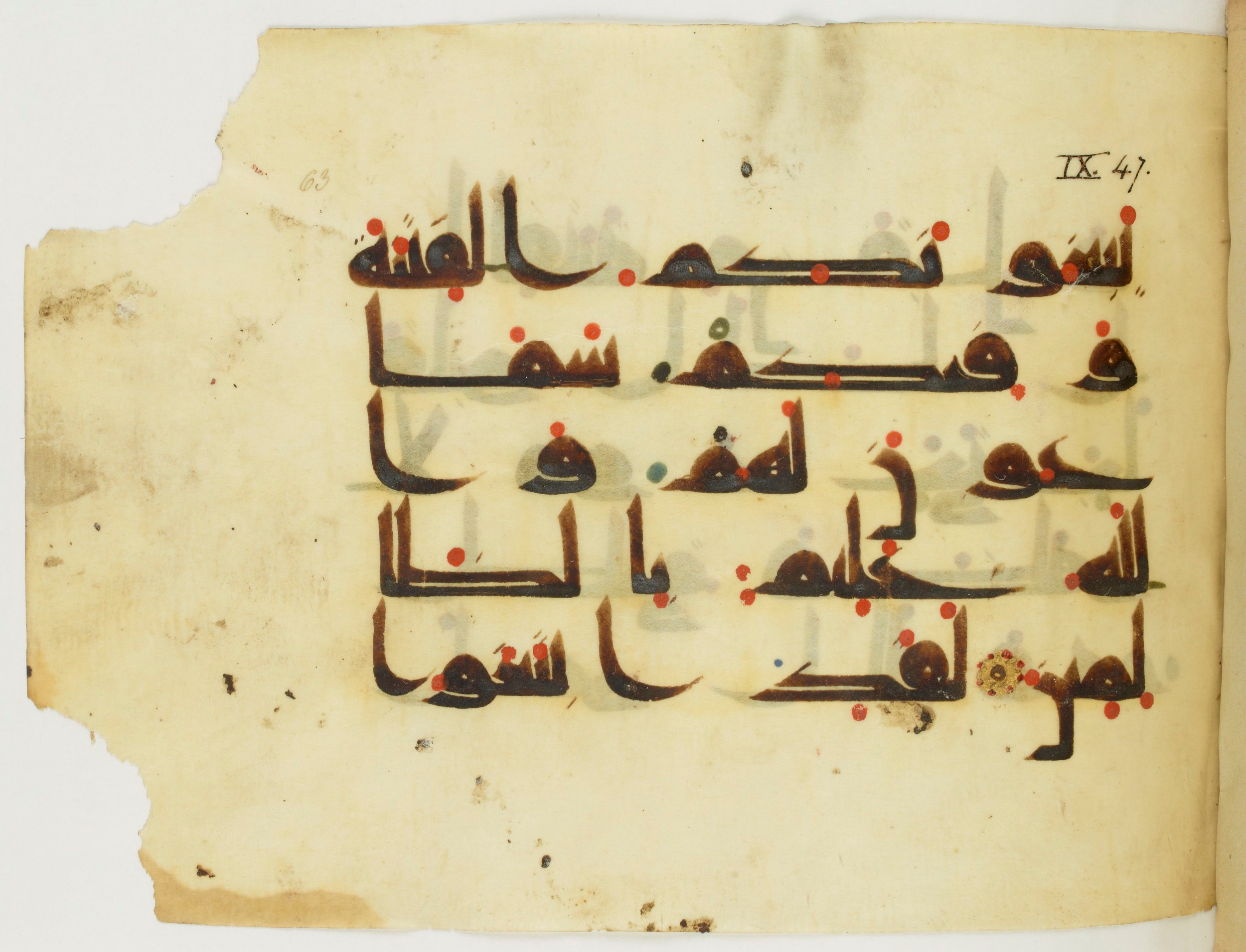 Paris, Bibliothèque nationale de France, Arabe 346 (d) (Scan 1), in Kufic (type D V a) script, showing Surah 9:48 from Mid 8th to Late 9th Century AD found in Fustat (Old Cairo), Egypt, currently housed at Bibliothèque nationale de France, Paris