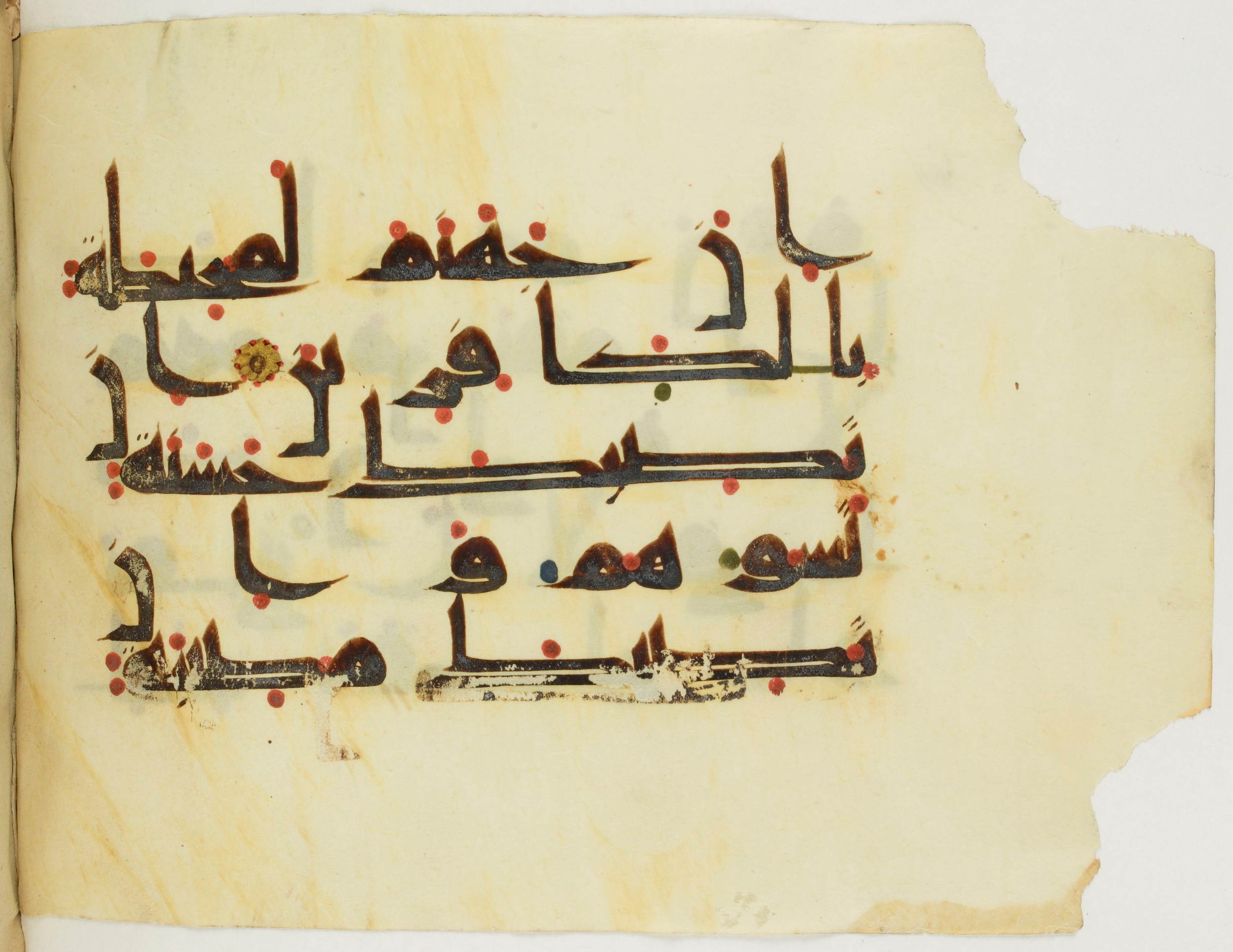 Paris, Bibliothèque nationale de France, Arabe 346 (d) (Scan 2), in Kufic (type D V a) script, showing Surah 9:49 from Mid 8th to Late 9th Century AD found in Fustat (Old Cairo), Egypt, currently housed at Bibliothèque nationale de France, Paris