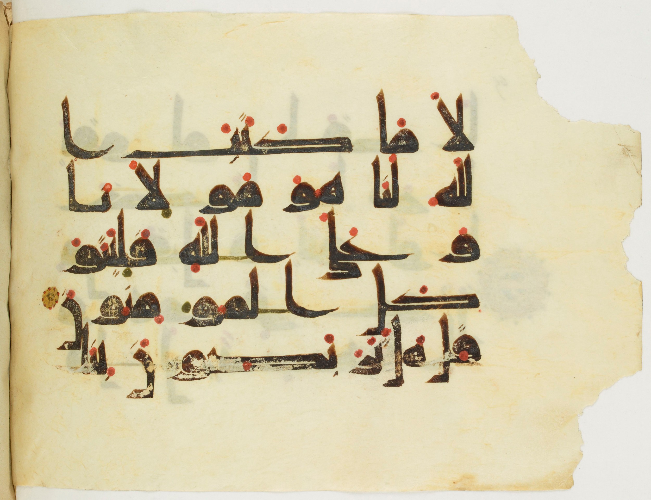 Paris, Bibliothèque nationale de France, Arabe 346 (d) (Scan 2), in Kufic (type D V a) script, showing Surah 9:51 from Mid 8th to Late 9th Century AD found in Fustat (Old Cairo), Egypt, currently housed at Bibliothèque nationale de France, Paris