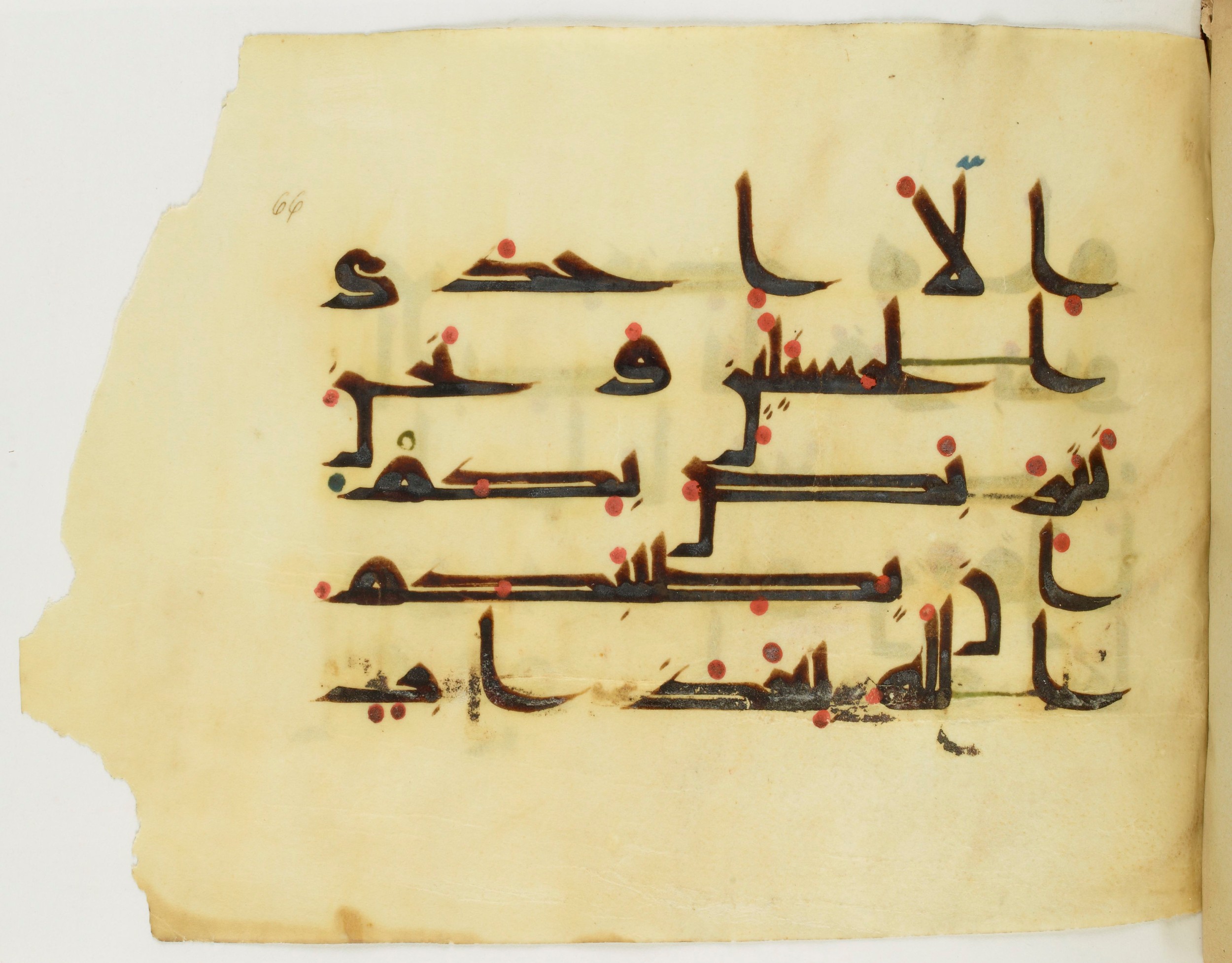 Paris, Bibliothèque nationale de France, Arabe 346 (d) (Scan 2), in Kufic (type D V a) script, showing Surah 9:52 from Mid 8th to Late 9th Century AD found in Fustat (Old Cairo), Egypt, currently housed at Bibliothèque nationale de France, Paris