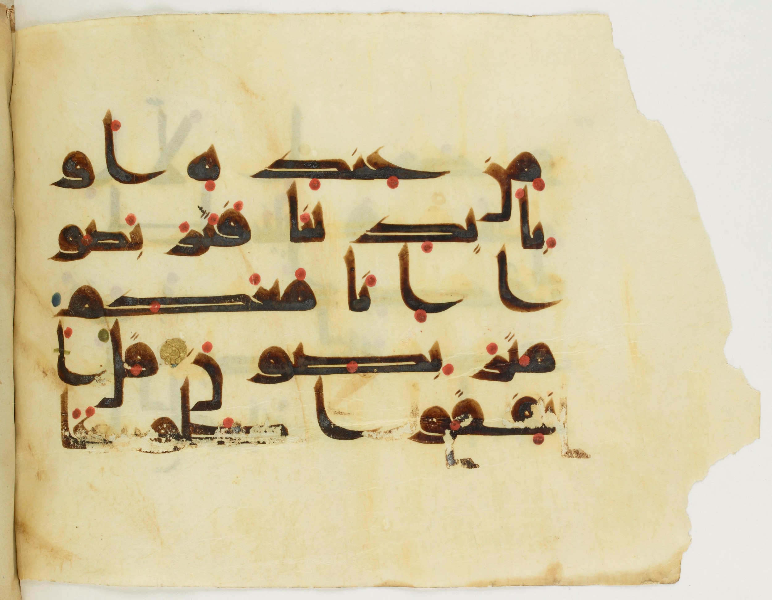Paris, Bibliothèque nationale de France, Arabe 346 (d) (Scan 3), in Kufic (type D V a) script, showing Surah 9:52 from Mid 8th to Late 9th Century AD found in Fustat (Old Cairo), Egypt, currently housed at Bibliothèque nationale de France, Paris