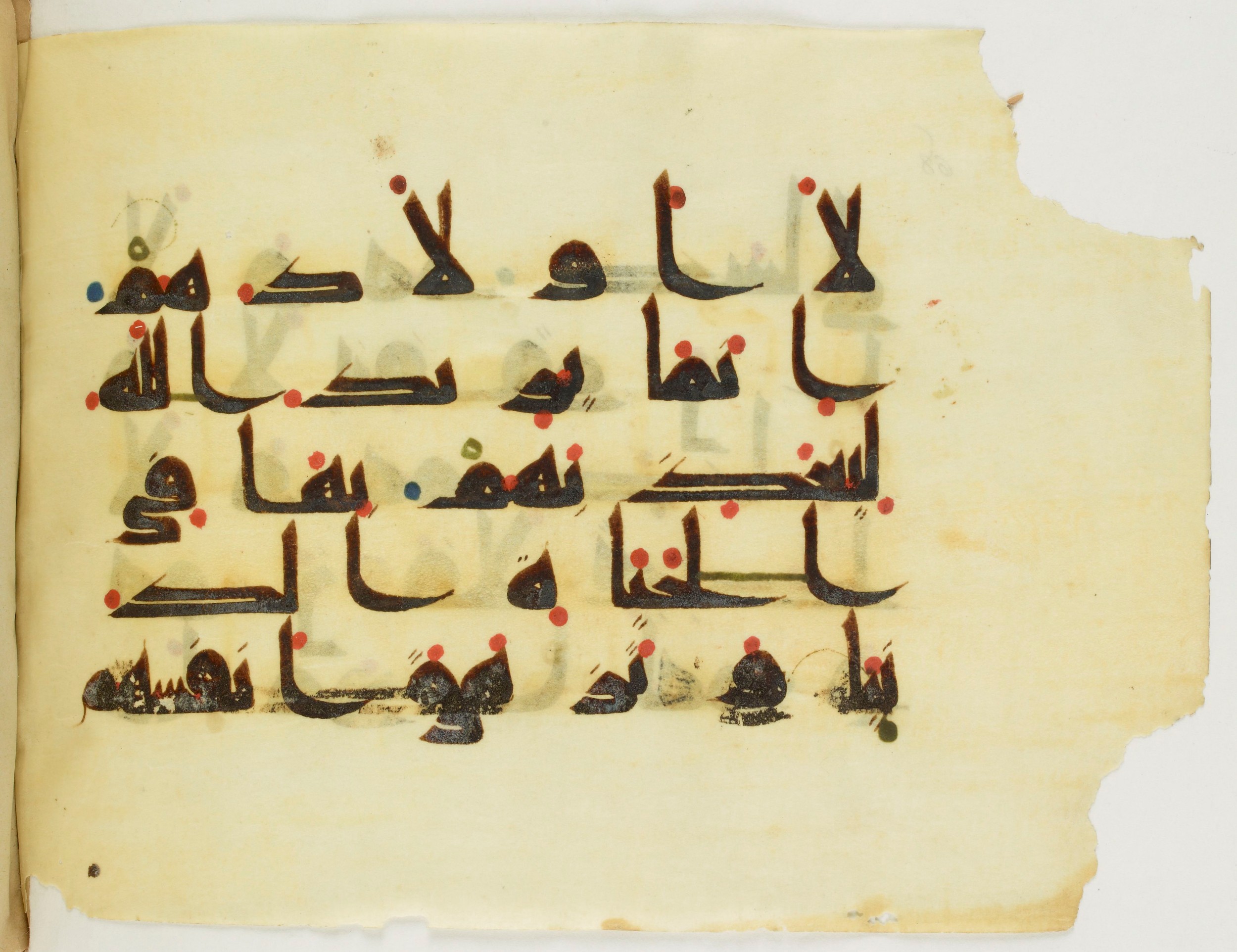Paris, Bibliothèque nationale de France, Arabe 346 (d) (Scan 2), in Kufic (type D V a) script, showing Surah 9:55 from Mid 8th to Late 9th Century AD found in Fustat (Old Cairo), Egypt, currently housed at Bibliothèque nationale de France, Paris