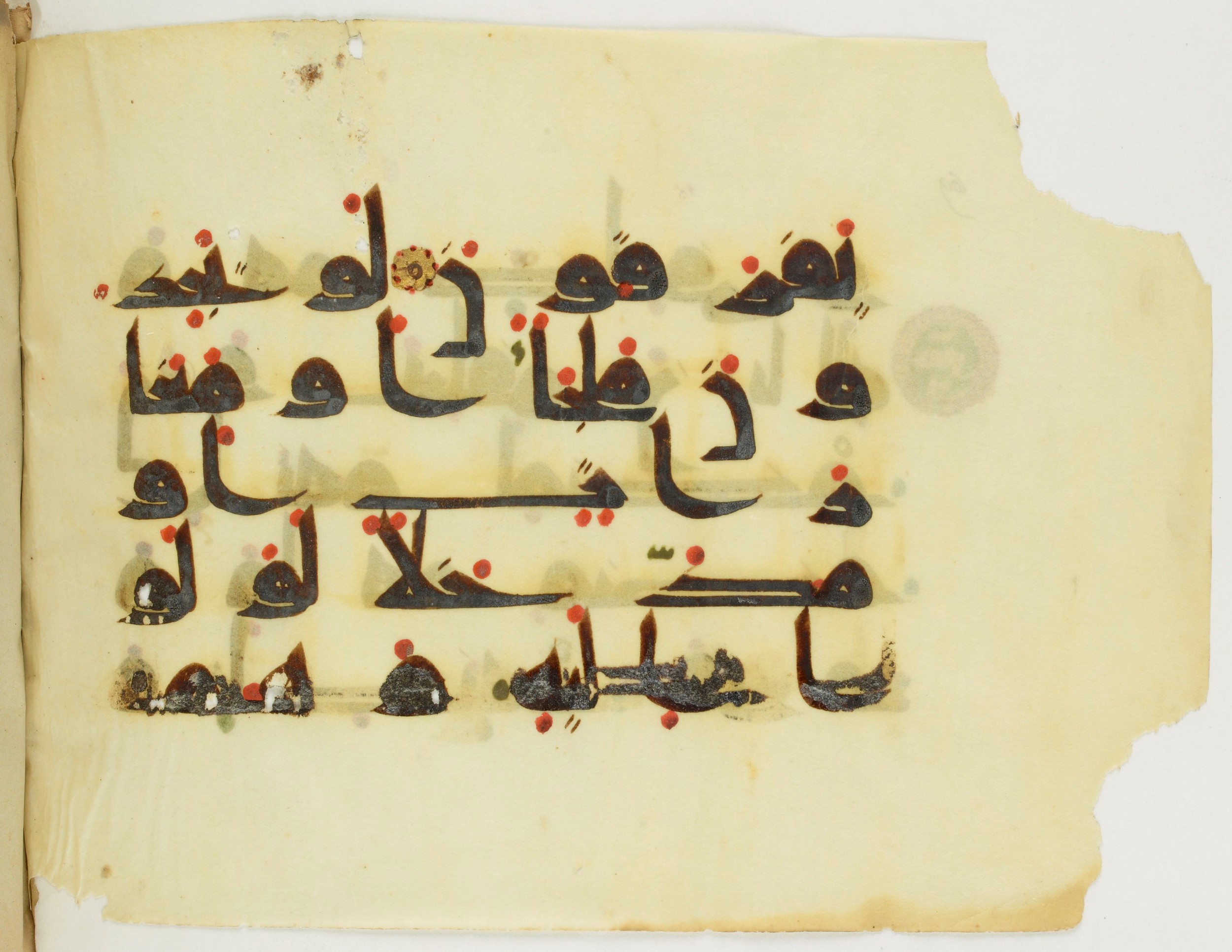 Paris, Bibliothèque nationale de France, Arabe 346 (d) (Scan 2), in Kufic (type D V a) script, showing Surah 9:56 from Mid 8th to Late 9th Century AD found in Fustat (Old Cairo), Egypt, currently housed at Bibliothèque nationale de France, Paris