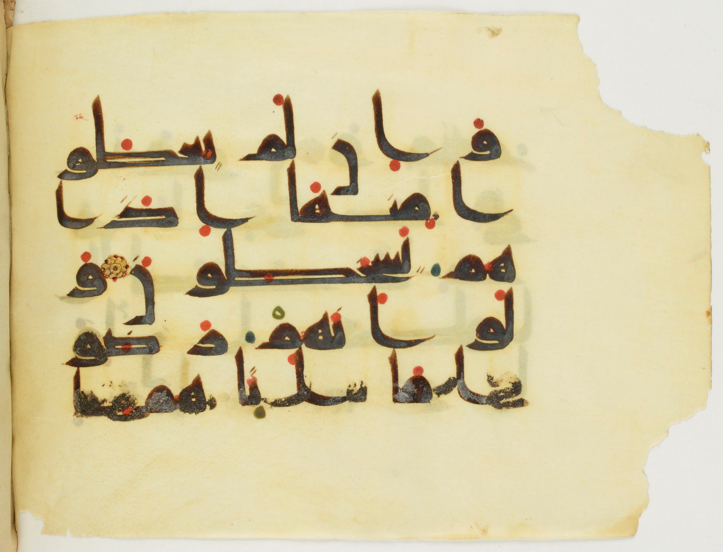 Paris, Bibliothèque nationale de France, Arabe 346 (d) (Scan 2), in Kufic (type D V a) script, showing Surah 9:58 from Mid 8th to Late 9th Century AD found in Fustat (Old Cairo), Egypt, currently housed at Bibliothèque nationale de France, Paris