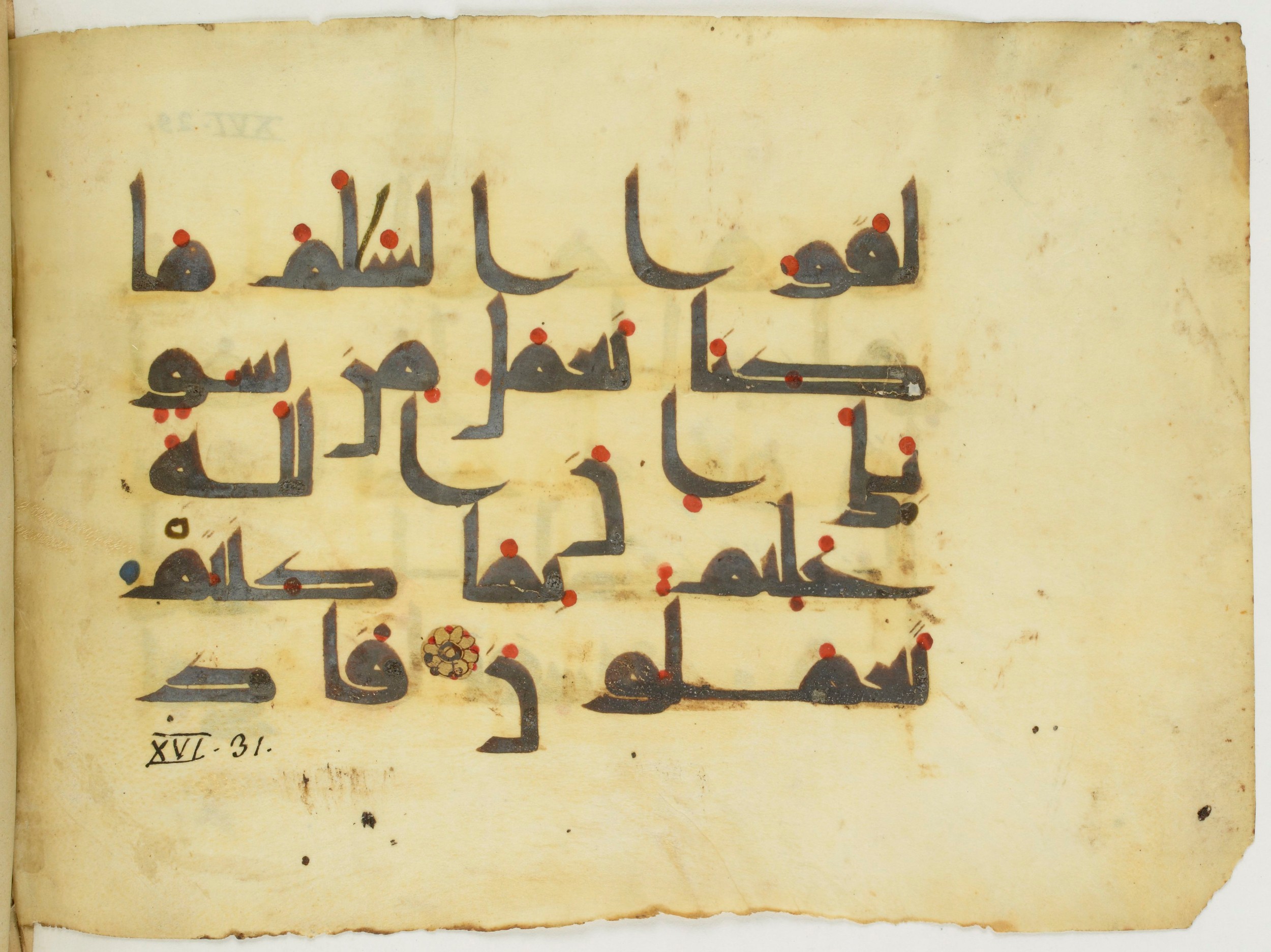 Paris, Bibliothèque nationale de France, Arabe 346 (d) (Scan 2), in Kufic (type D V a) script, showing Surah 16:28 from Mid 8th to Late 9th Century AD found in Fustat (Old Cairo), Egypt, currently housed at Bibliothèque nationale de France, Paris