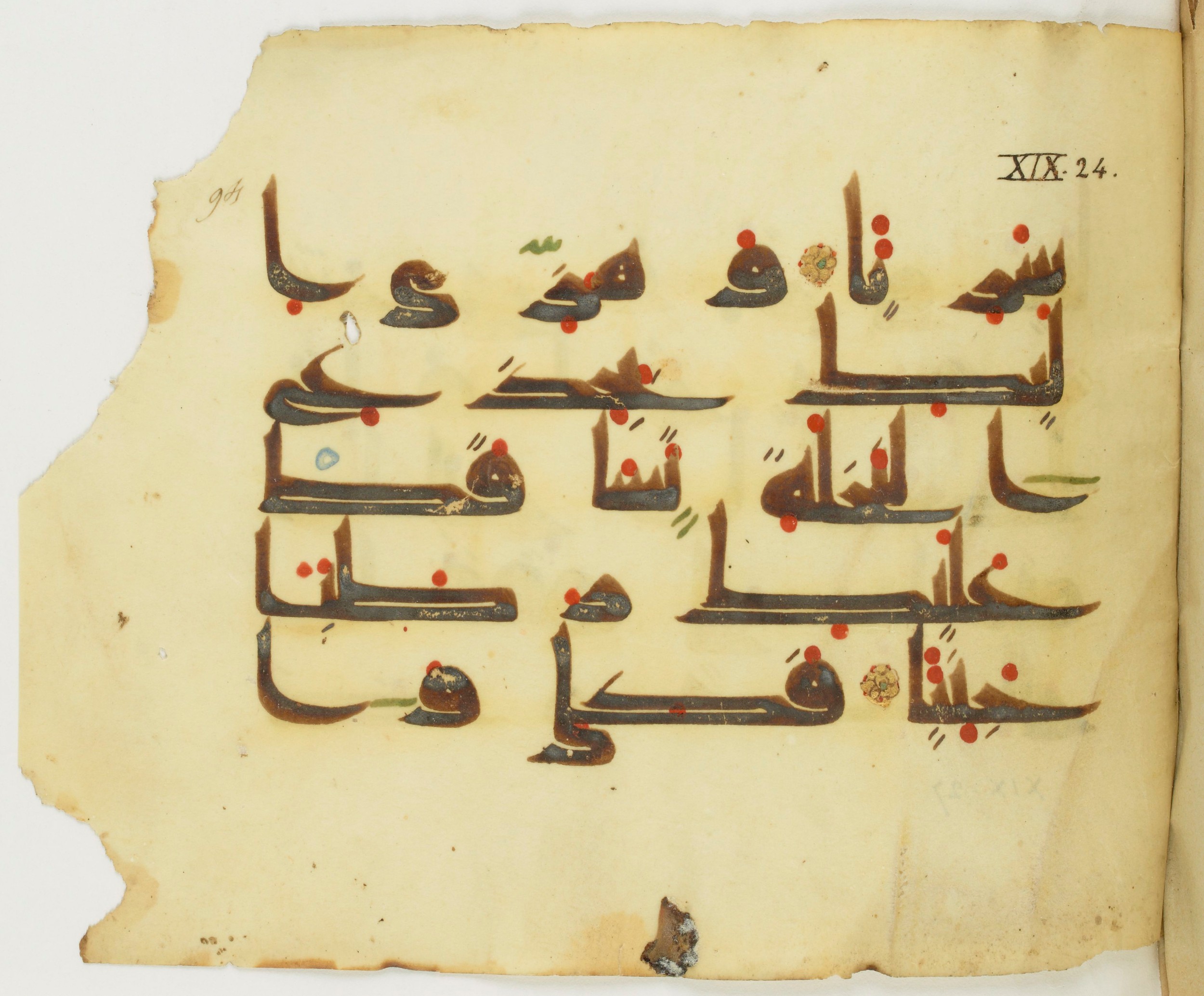 Paris, Bibliothèque nationale de France, Arabe 346 (d), in Kufic (type D V a) script, showing Surah 19:25 from Mid 8th to Late 9th Century AD found in Fustat (Old Cairo), Egypt, currently housed at Bibliothèque nationale de France, Paris