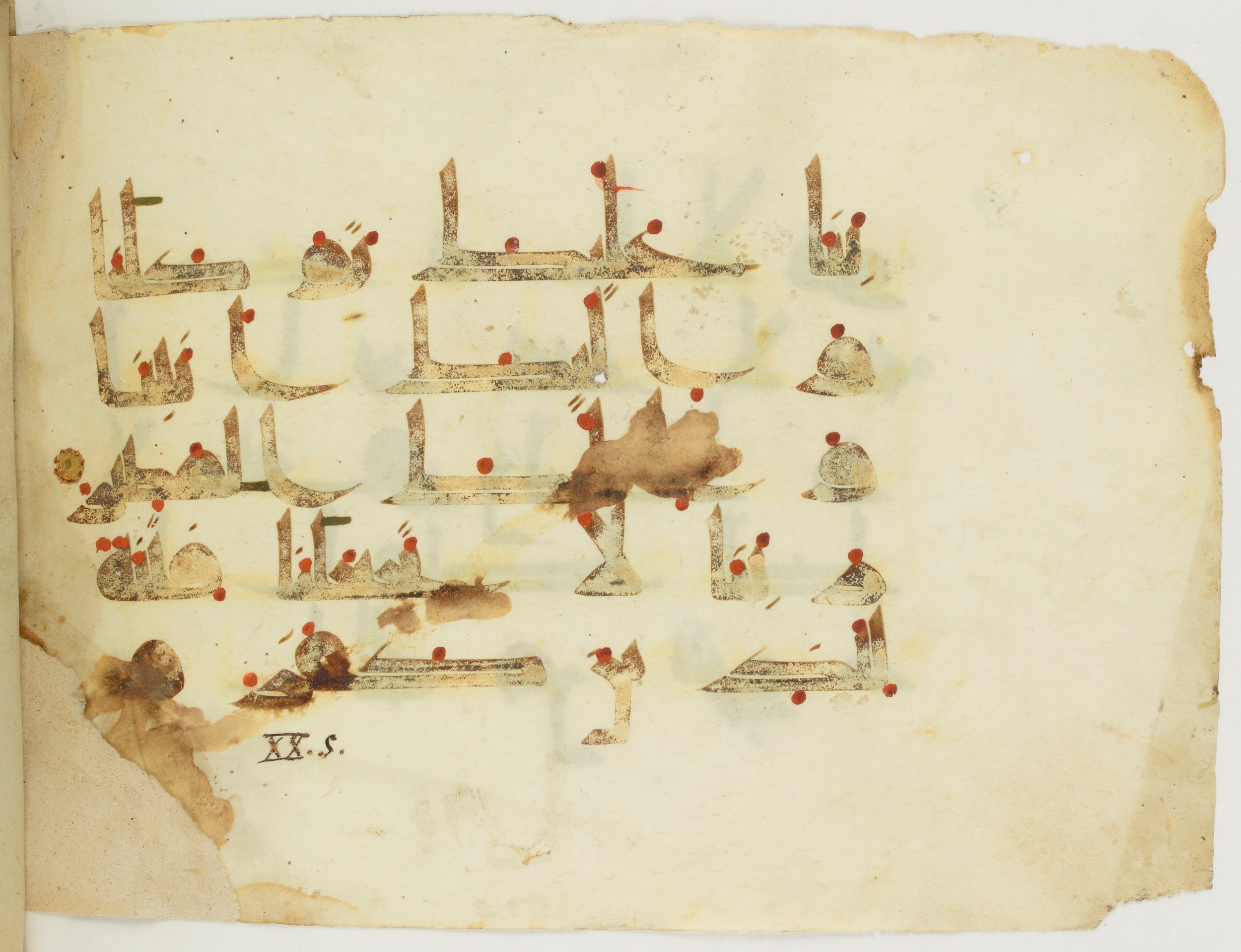 Paris, Bibliothèque nationale de France, Arabe 346 (d) (Scan 4), in Kufic (type D V a) script, showing Surah 60:4 from Mid 8th to Late 9th Century AD found in Fustat (Old Cairo), Egypt, currently housed at Bibliothèque nationale de France, Paris