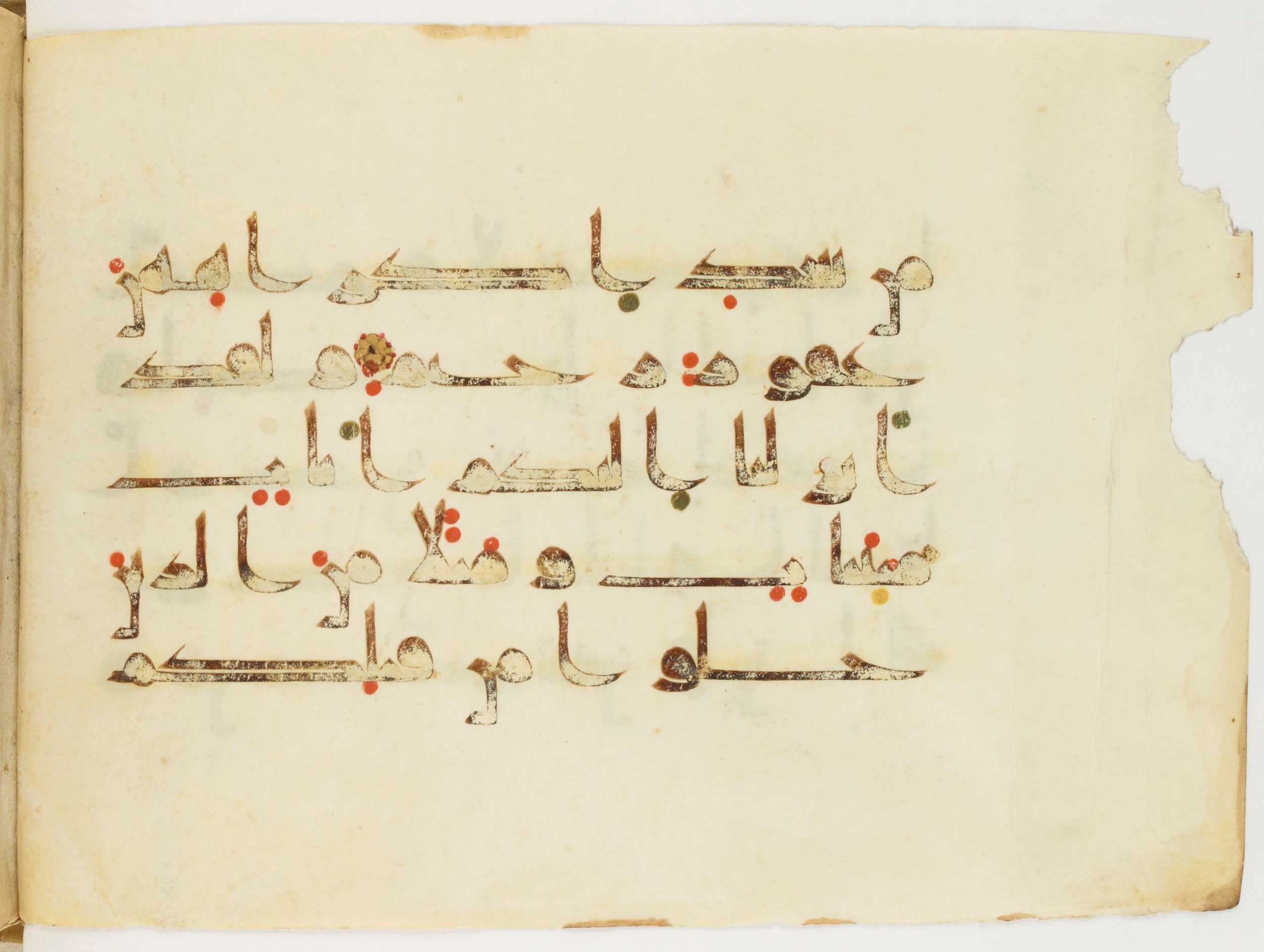 Paris, Bibliothèque nationale de France, Arabe 347 (a) (Scan 4), in Kūfī (type D V a) script, showing Surah 24:33 from Mid 8th to Late 9th Century AD found in Unknown, currently housed at Bibliothèque nationale de France, Paris