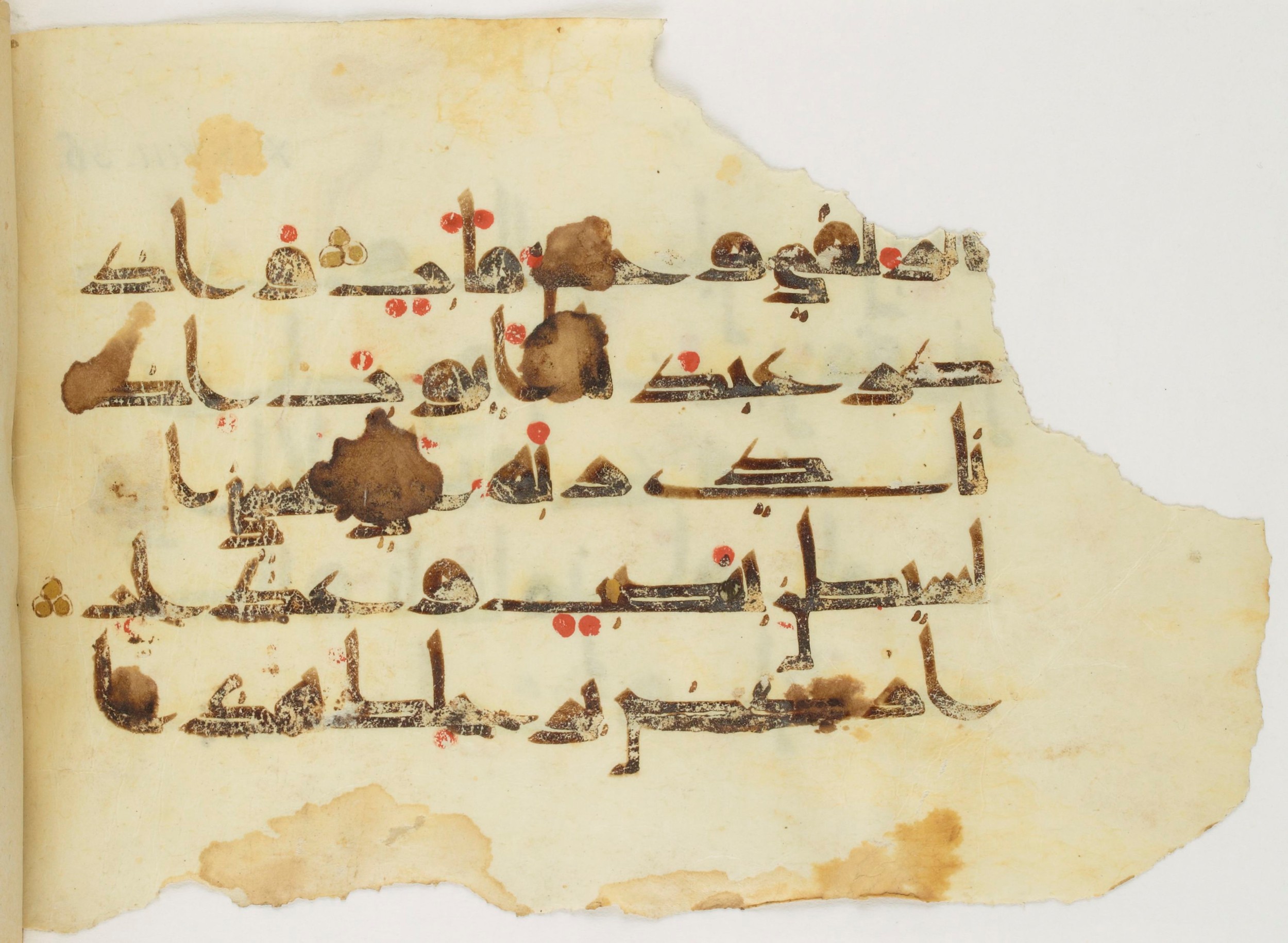 Paris, Bibliothèque nationale de France, Arabe 347 (b), in Kūfī D.Va script, showing Surah 38:41 from Mid 8th to Late 9th Century AD found in Fustat (Old Cairo), Egypt, currently housed at Bibliothèque nationale de France, Paris