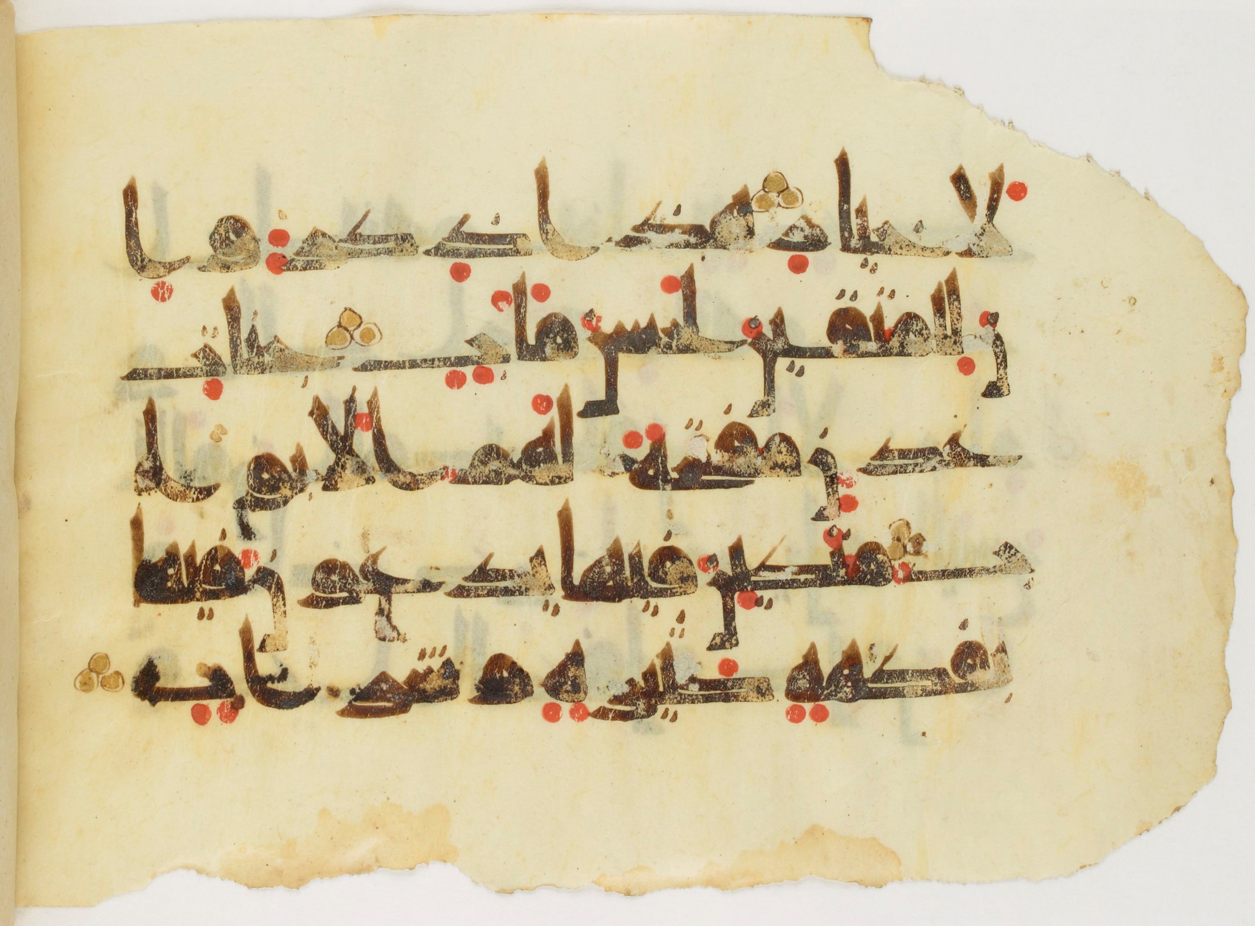 Paris, Bibliothèque nationale de France, Arabe 347 (b), in Kūfī D.Va script, showing Surah 38:51 from Mid 8th to Late 9th Century AD found in Fustat (Old Cairo), Egypt, currently housed at Bibliothèque nationale de France, Paris
