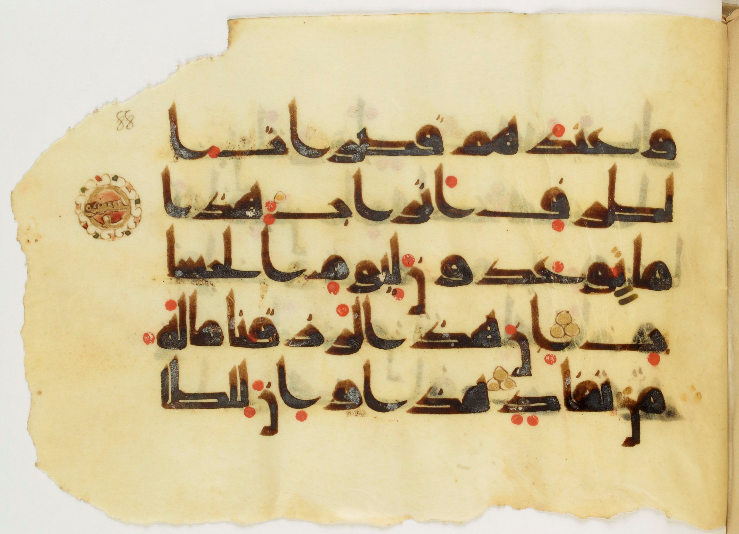 Paris, Bibliothèque nationale de France, Arabe 347 (b), in Kūfī D.Va script, showing Surah 38:52 from Mid 8th to Late 9th Century AD found in Fustat (Old Cairo), Egypt, currently housed at Bibliothèque nationale de France, Paris