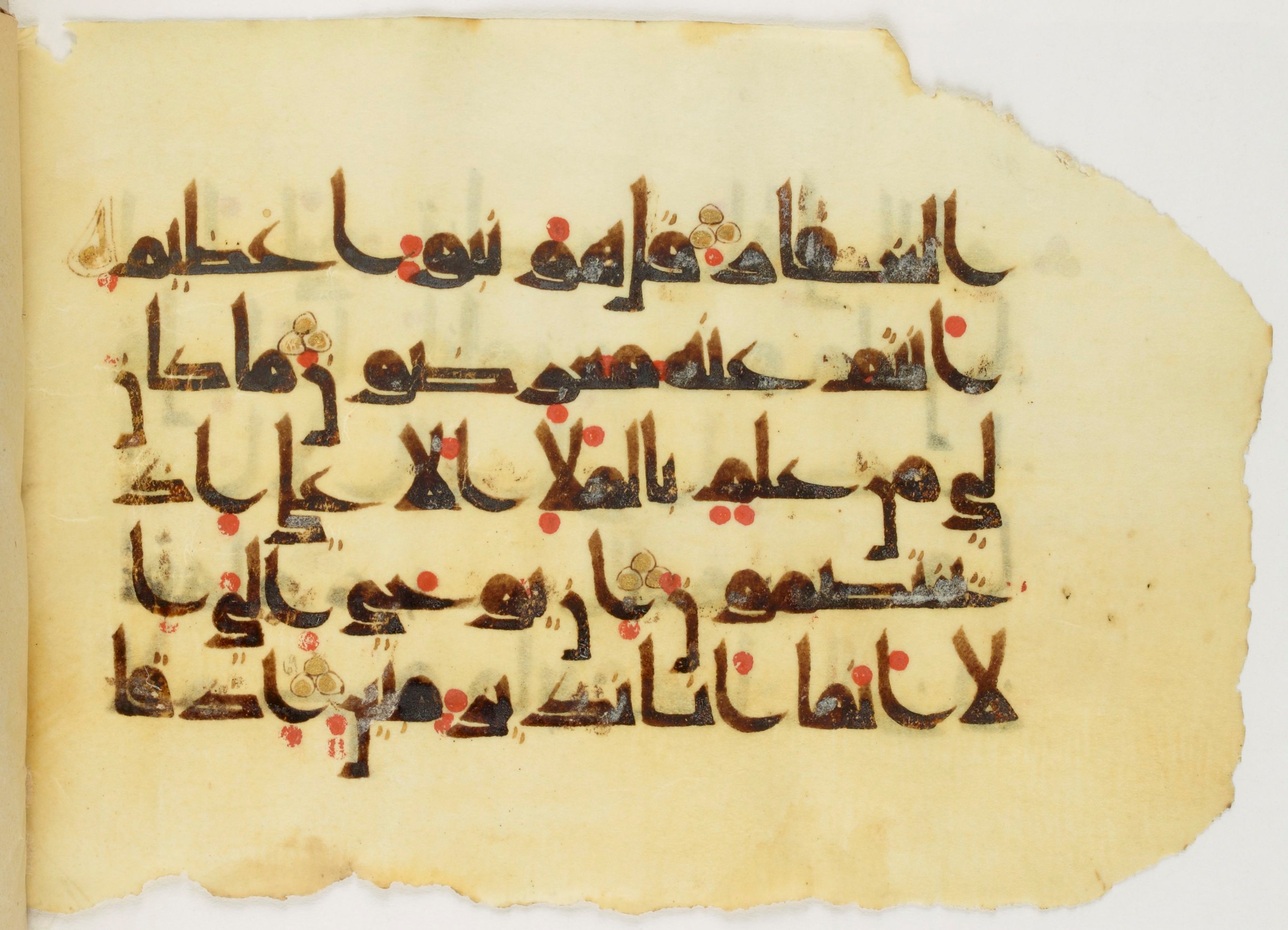 Paris, Bibliothèque nationale de France, Arabe 347 (b) (Scan 1), in Kūfī D.Va script, showing Surah 38:71 from Mid 8th to Late 9th Century AD found in Fustat (Old Cairo), Egypt, currently housed at Bibliothèque nationale de France, Paris