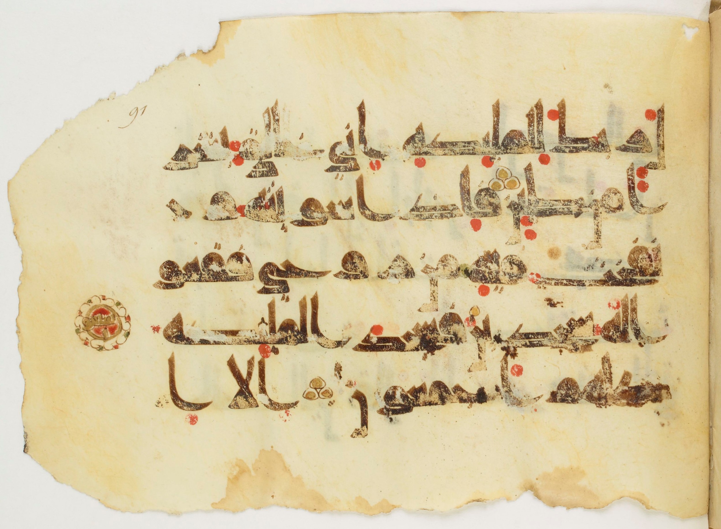 Paris, Bibliothèque nationale de France, Arabe 347 (b) (Scan 2), in Kūfī D.Va script, showing Surah 38:71 from Mid 8th to Late 9th Century AD found in Fustat (Old Cairo), Egypt, currently housed at Bibliothèque nationale de France, Paris