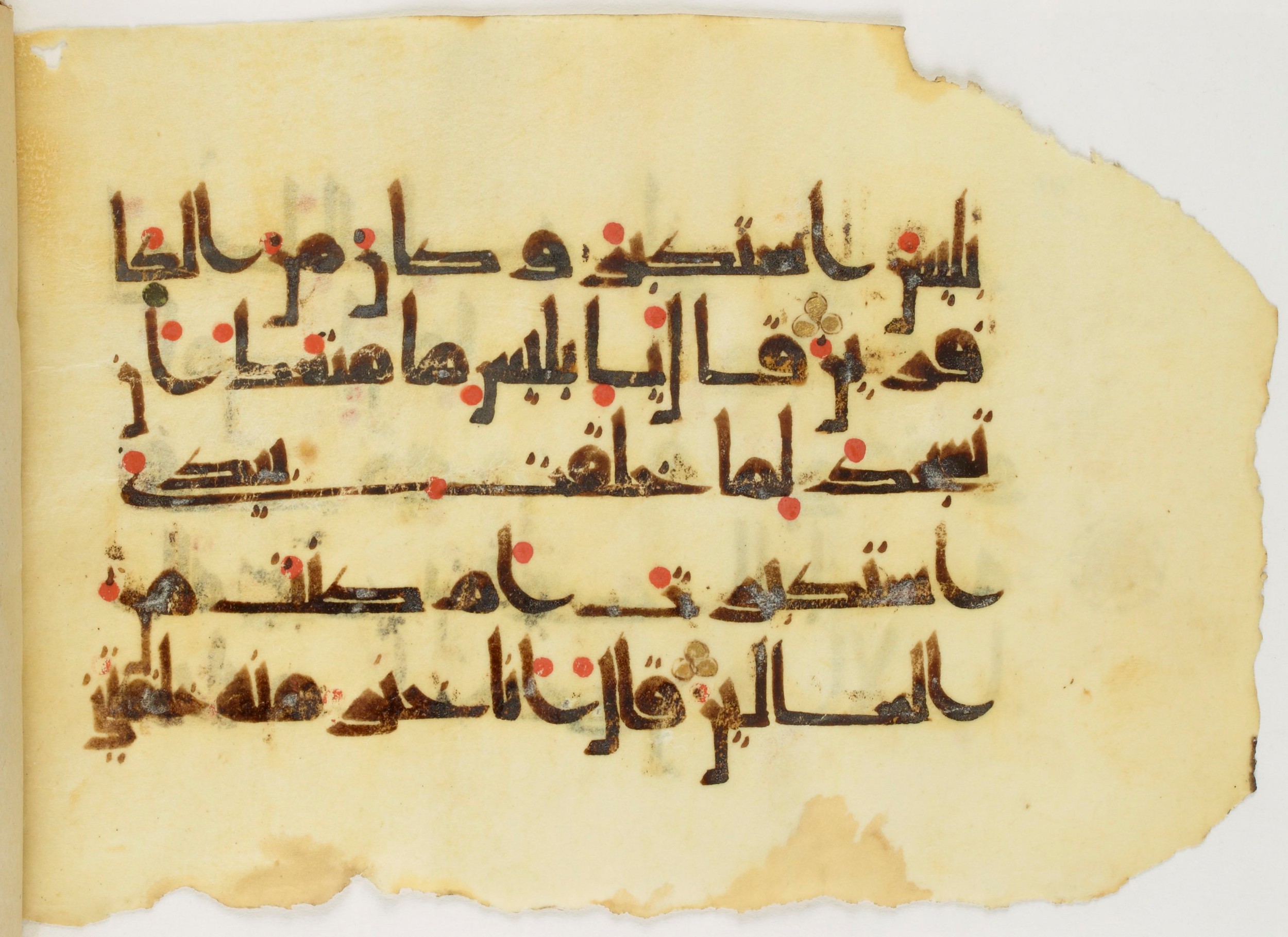 Paris, Bibliothèque nationale de France, Arabe 347 (b) (Scan 1), in Kūfī D.Va script, showing Surah 38:76 from Mid 8th to Late 9th Century AD found in Fustat (Old Cairo), Egypt, currently housed at Bibliothèque nationale de France, Paris
