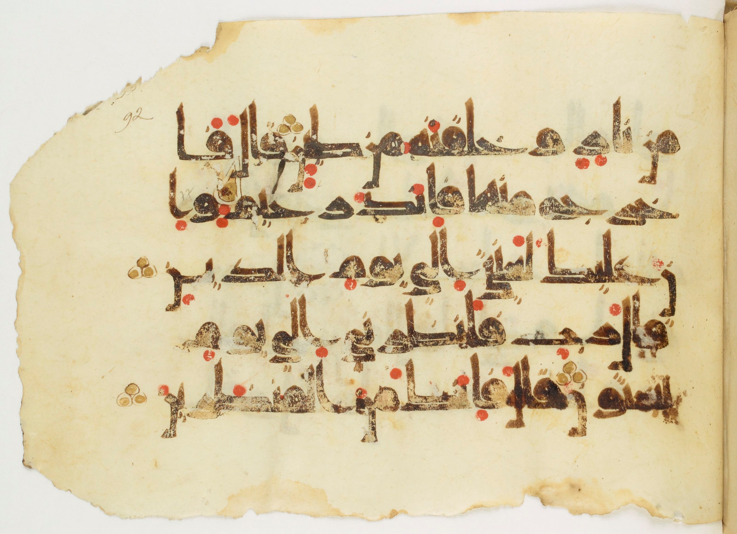 Paris, Bibliothèque nationale de France, Arabe 347 (b) (Scan 2), in Kūfī D.Va script, showing Surah 38:76 from Mid 8th to Late 9th Century AD found in Fustat (Old Cairo), Egypt, currently housed at Bibliothèque nationale de France, Paris